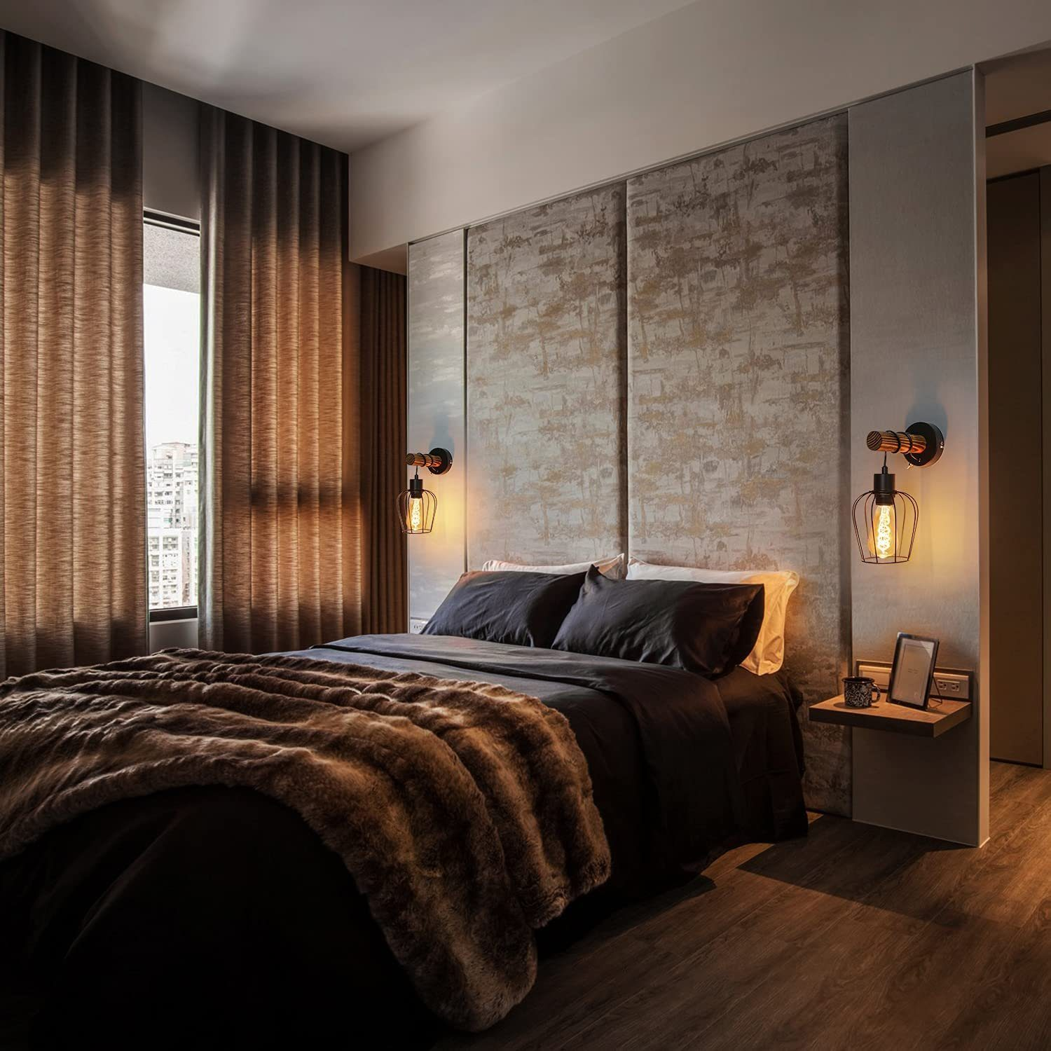 Camera da letto con letto, lampade da parete, tende e pavimento in legno.