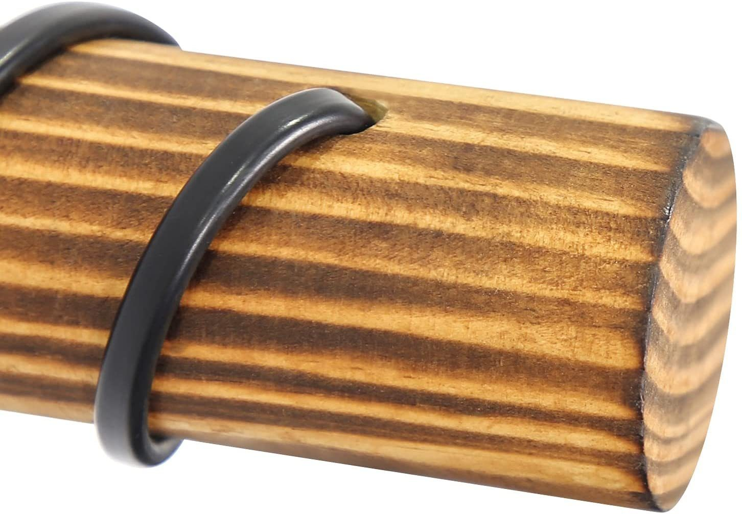 Primo piano di una trave di legno con anelli di metallo nero. Il legno ha un motivo a venature.