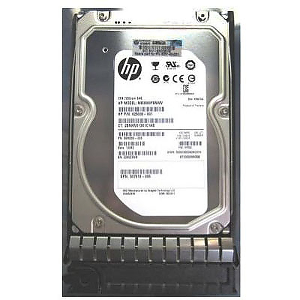 Un disco rigido con il logo HP. L'unità è argentata e ha varie etichette sulla parte superiore.