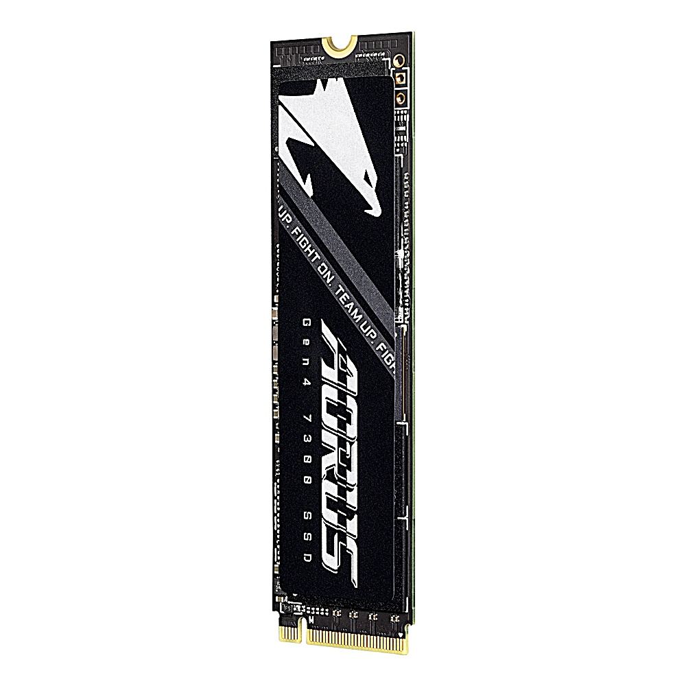 Un SSD noir avec le logo AORUS et le texte 'UP, FIGHT ON, TEAM UP, FIGHT'.