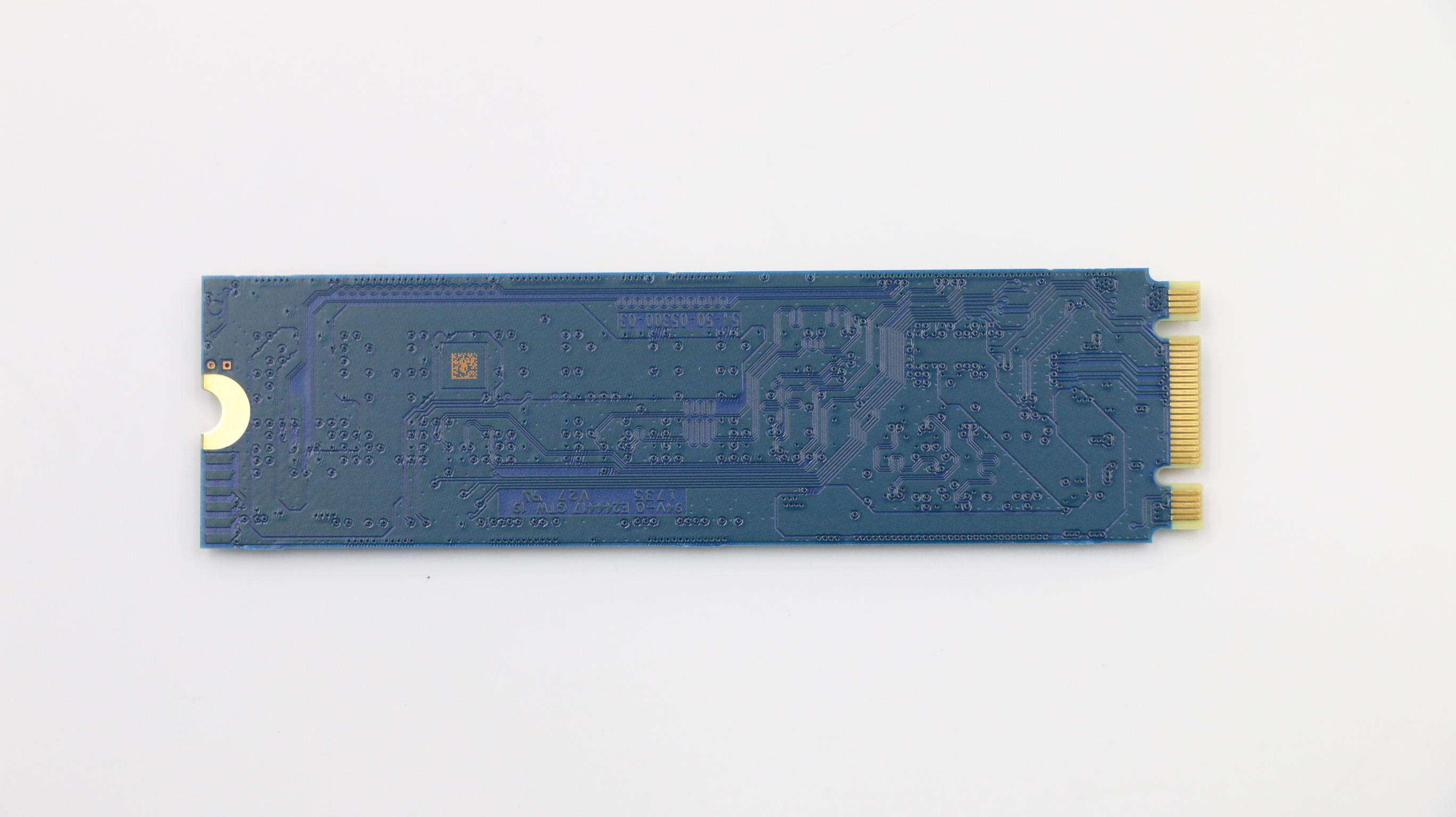 Circuit imprimé bleu, connecteurs dorés, fond blanc. Détails d'un SSD M.2.