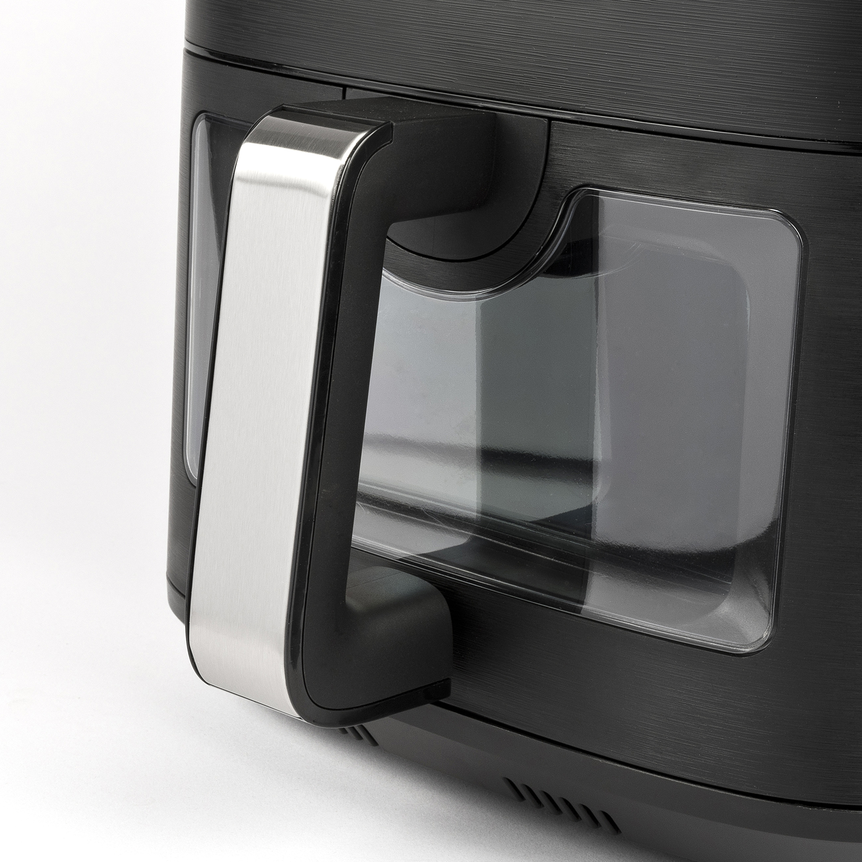 Czarny kosz frytkownicy z uchwytem i przezroczystym oknem.