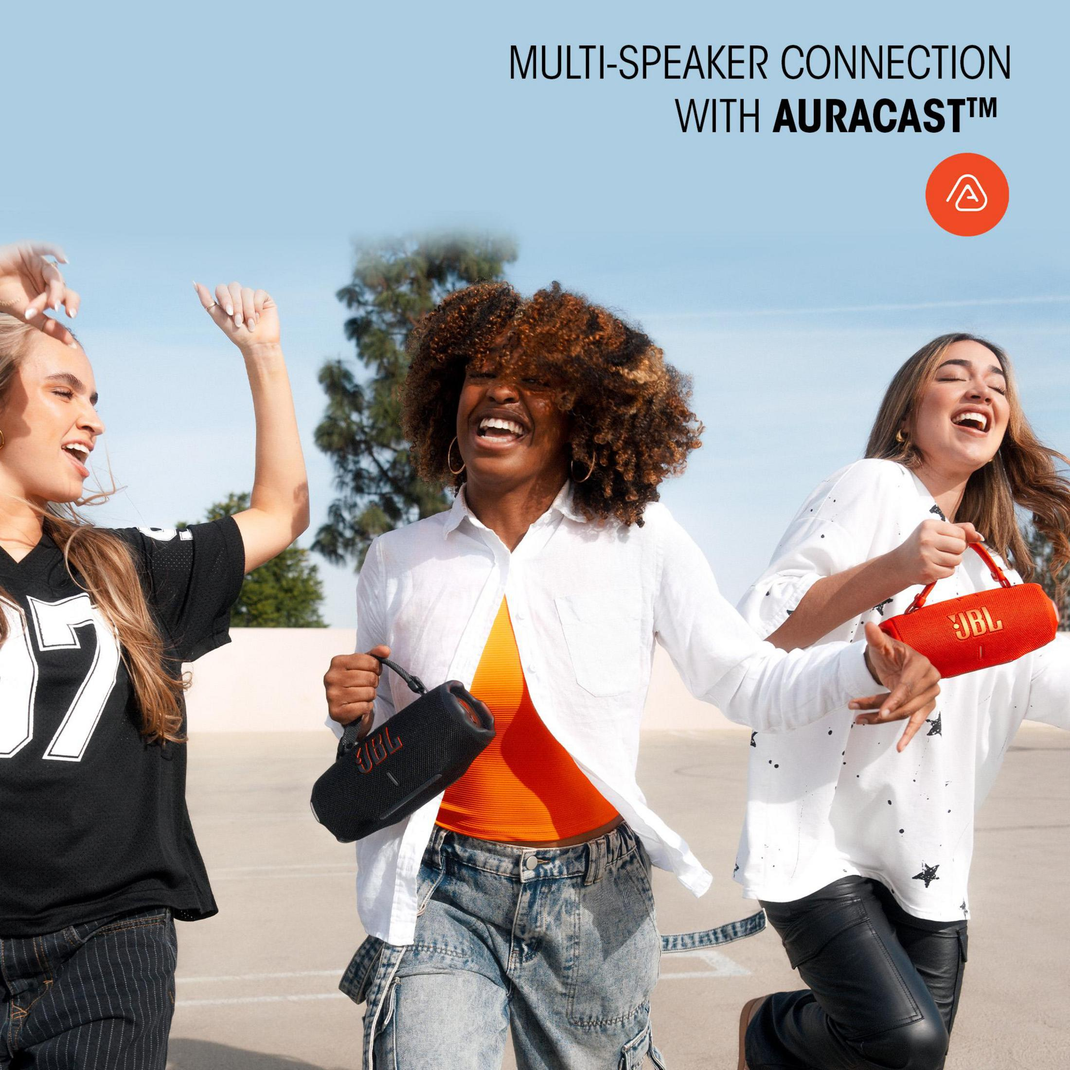 Trzy osoby biegną, trzymając głośniki. Niebo jest niebieskie. Wyświetlany jest tekst "MULTI-SPEAKER CONNECTION".