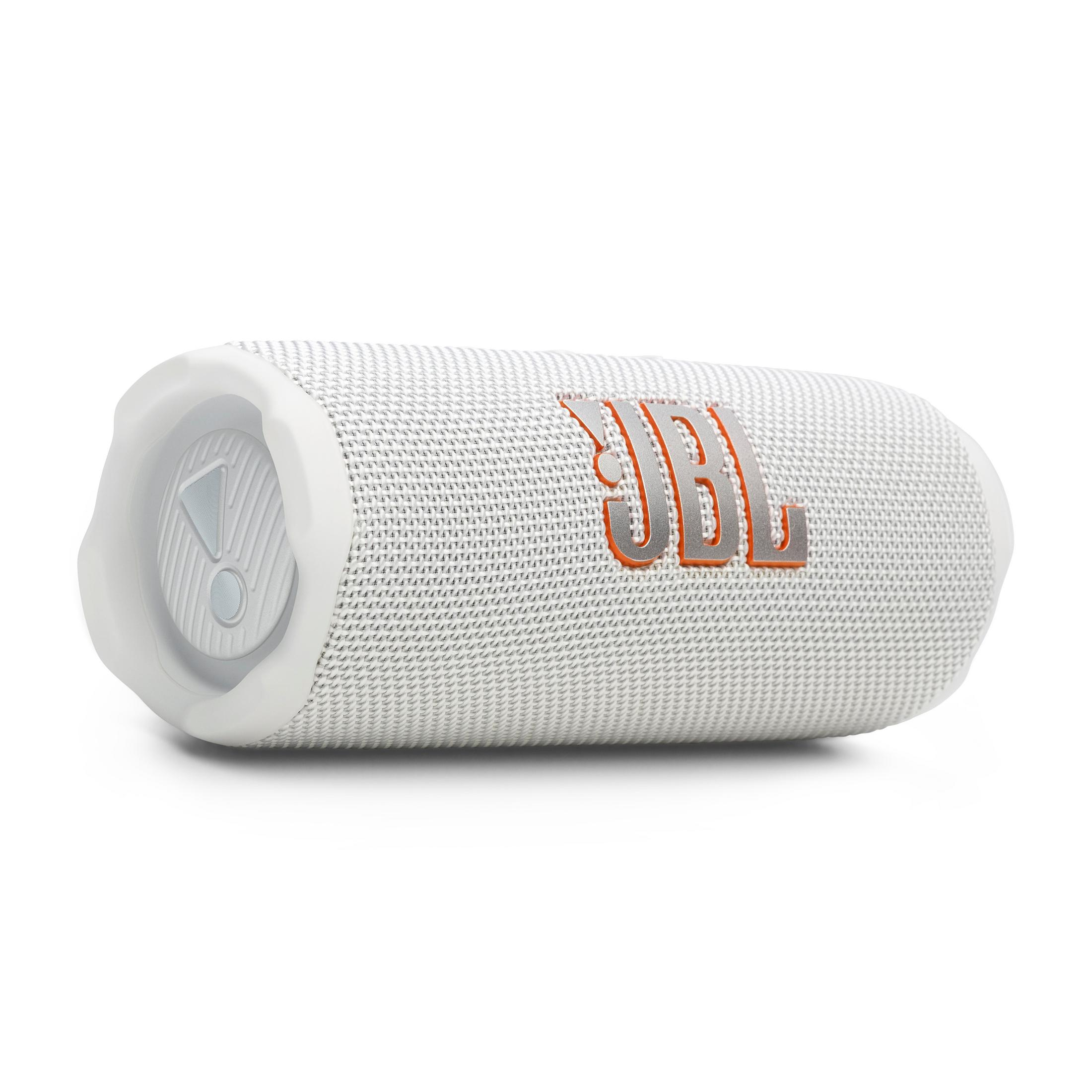 Biały głośnik JBL. Cylindryczny kształt. Pomarańczowe logo JBL. Białe tło.