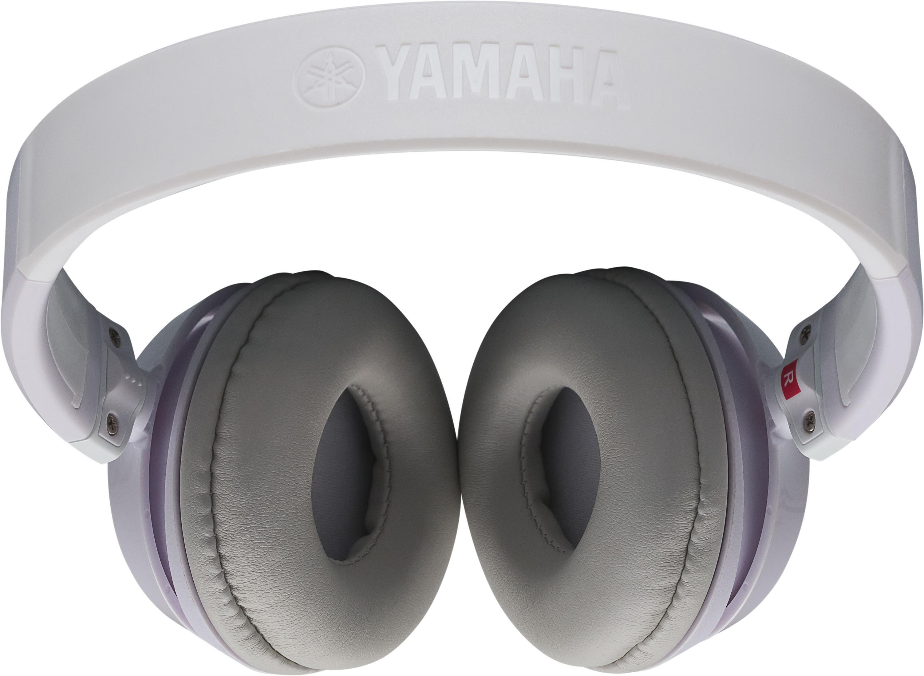 Casque Yamaha blanc sur fond blanc. Le casque porte le logo Yamaha sur le bandeau.