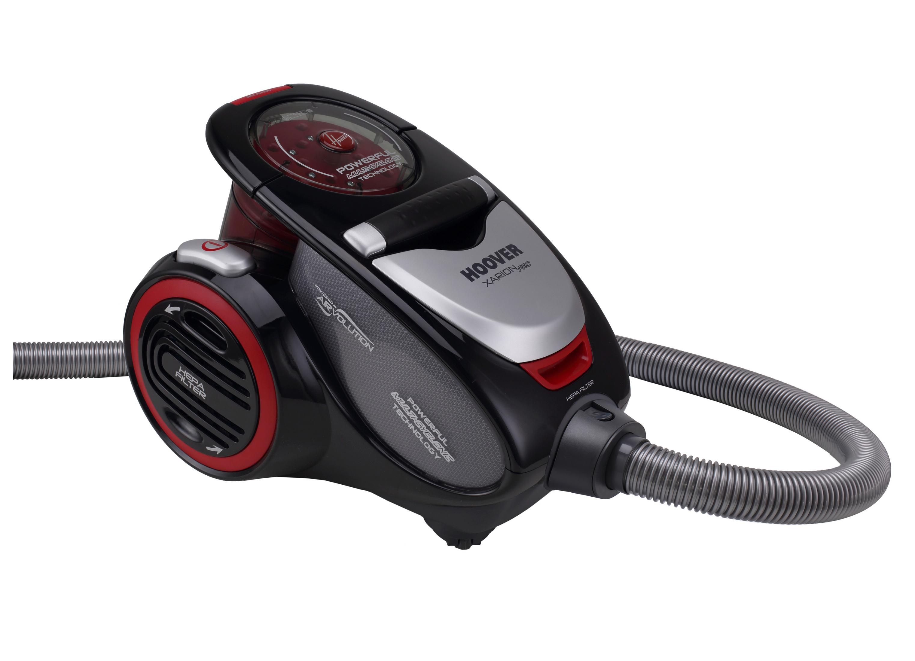 Czarno-czerwony odkurzacz z wężem widoczny z pewnego kąta.