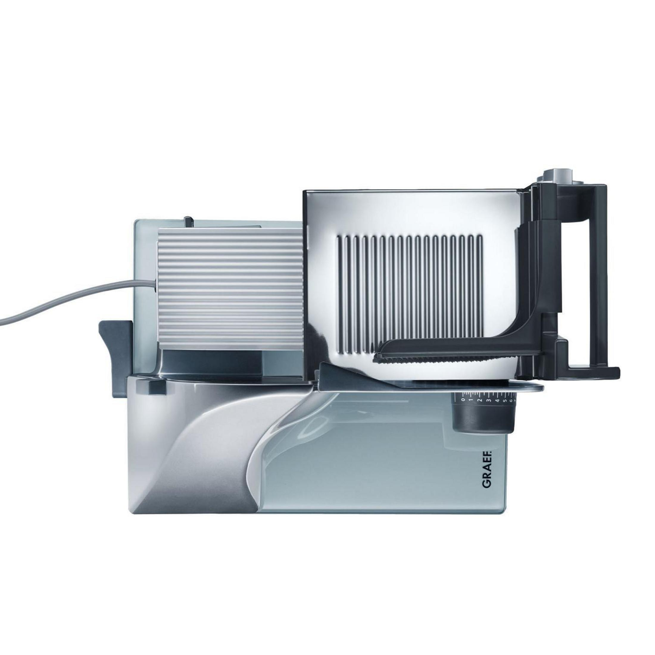 Graue Schneidemaschine mit Klinge und Tablett, auf weißem Hintergrund.