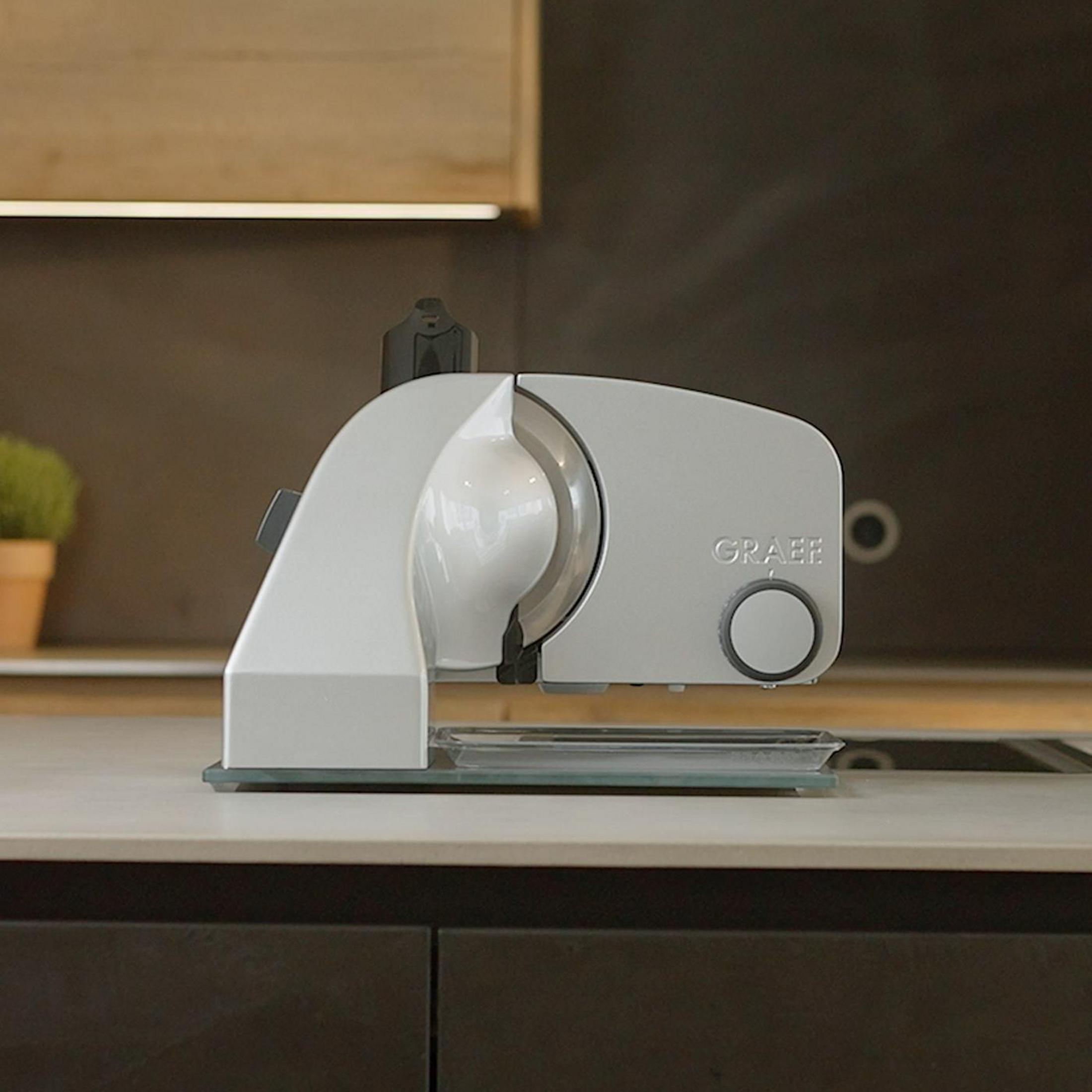 Krajalnica na blacie. Nazwa marki GRAEF jest widoczna na urządzeniu.