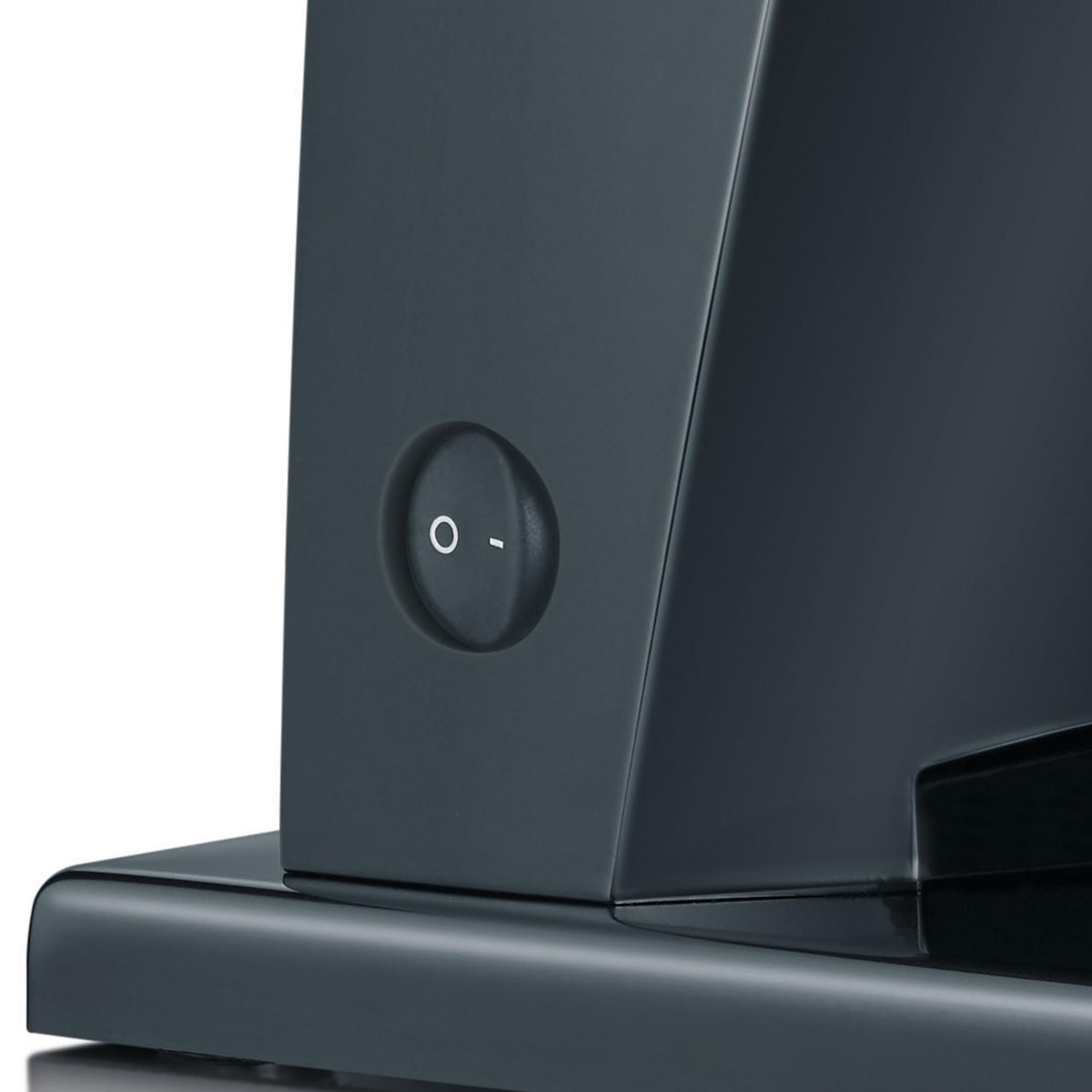 Przełącznik zasilania czarnego urządzenia.