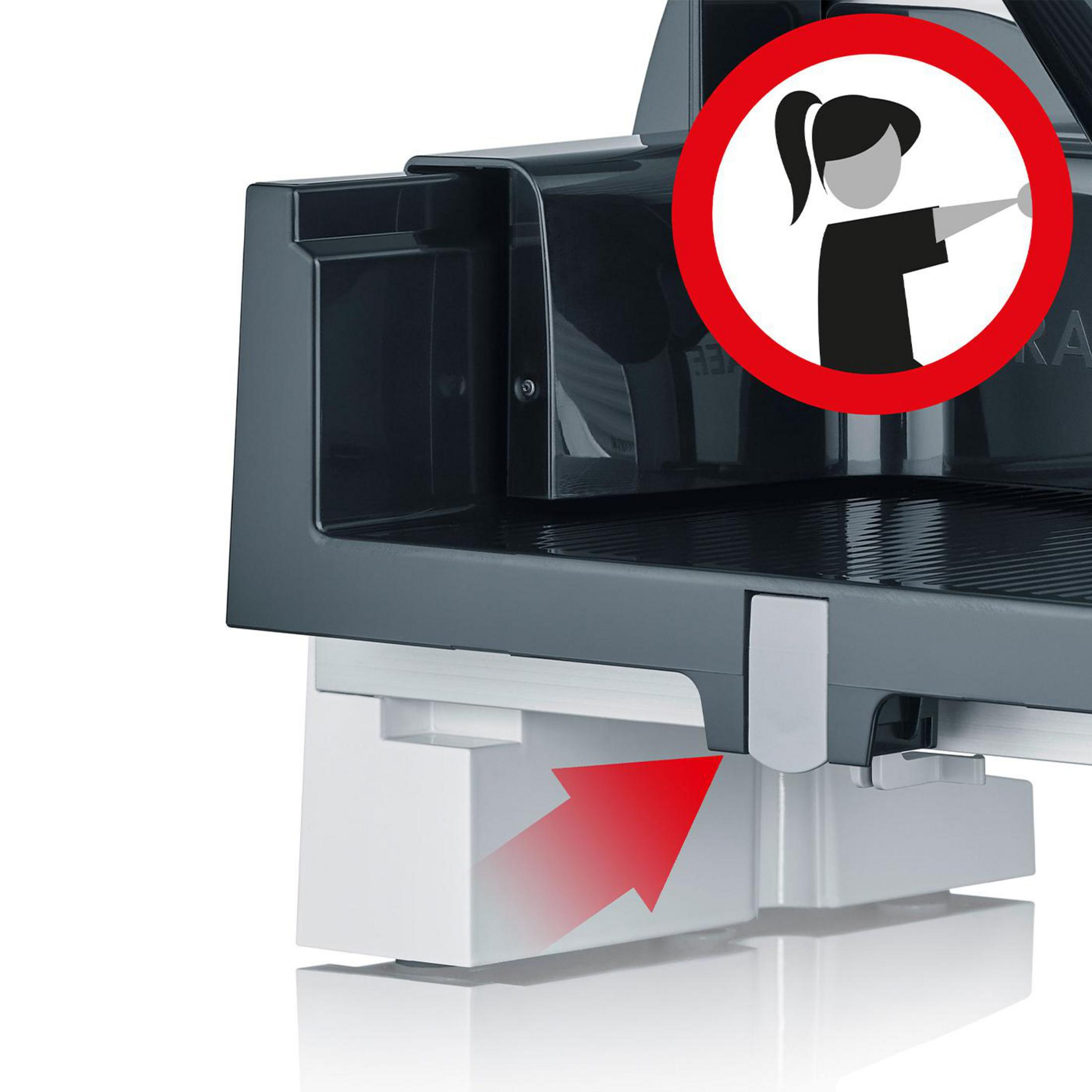 Szare urządzenie z czerwoną strzałką wskazującą na wyjmowany element. Okrągły znak pokazuje osobę wskazującą palcem.