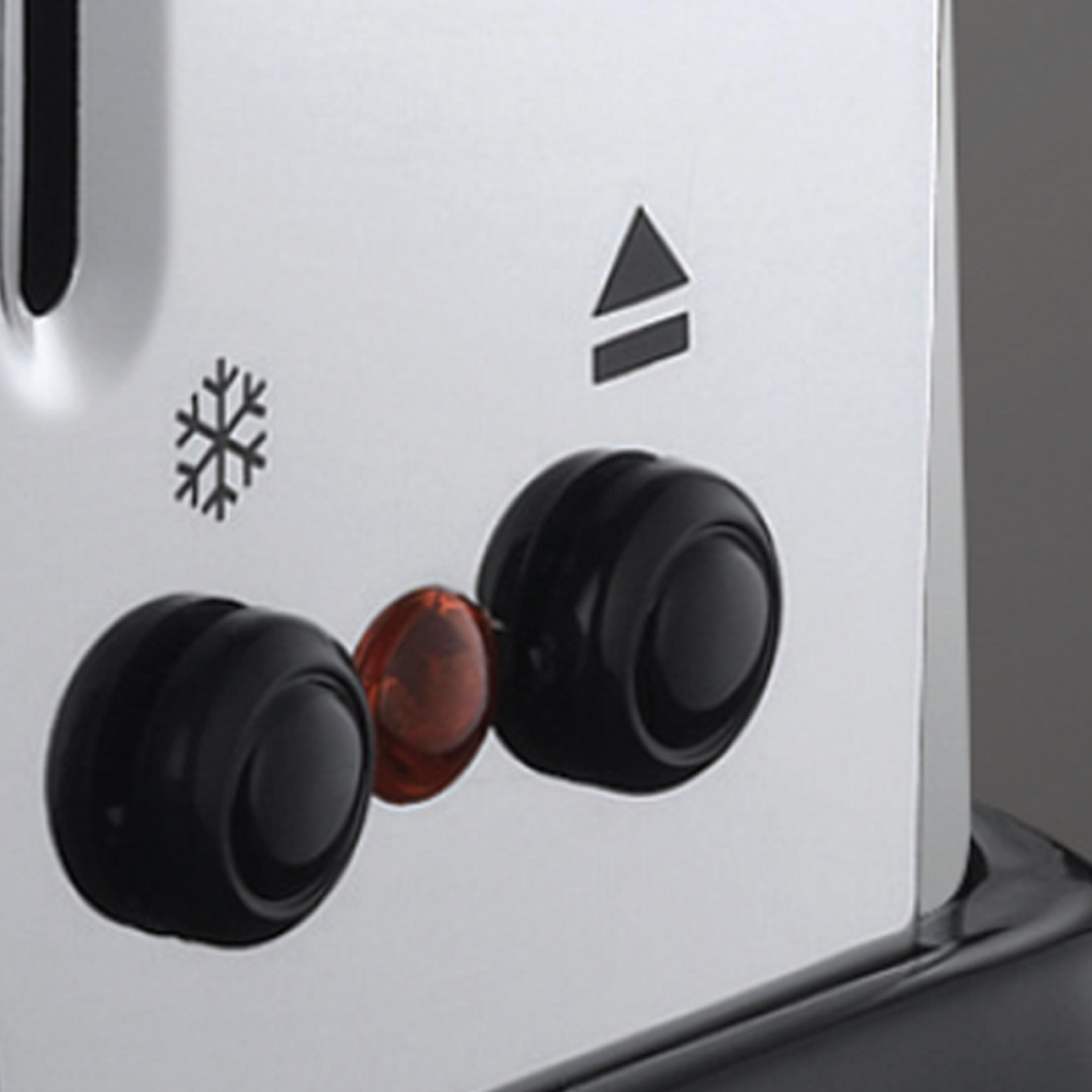 Zbliżenie panelu sterowania tostera z pokrętłami i ikonami na błyszczącej powierzchni.