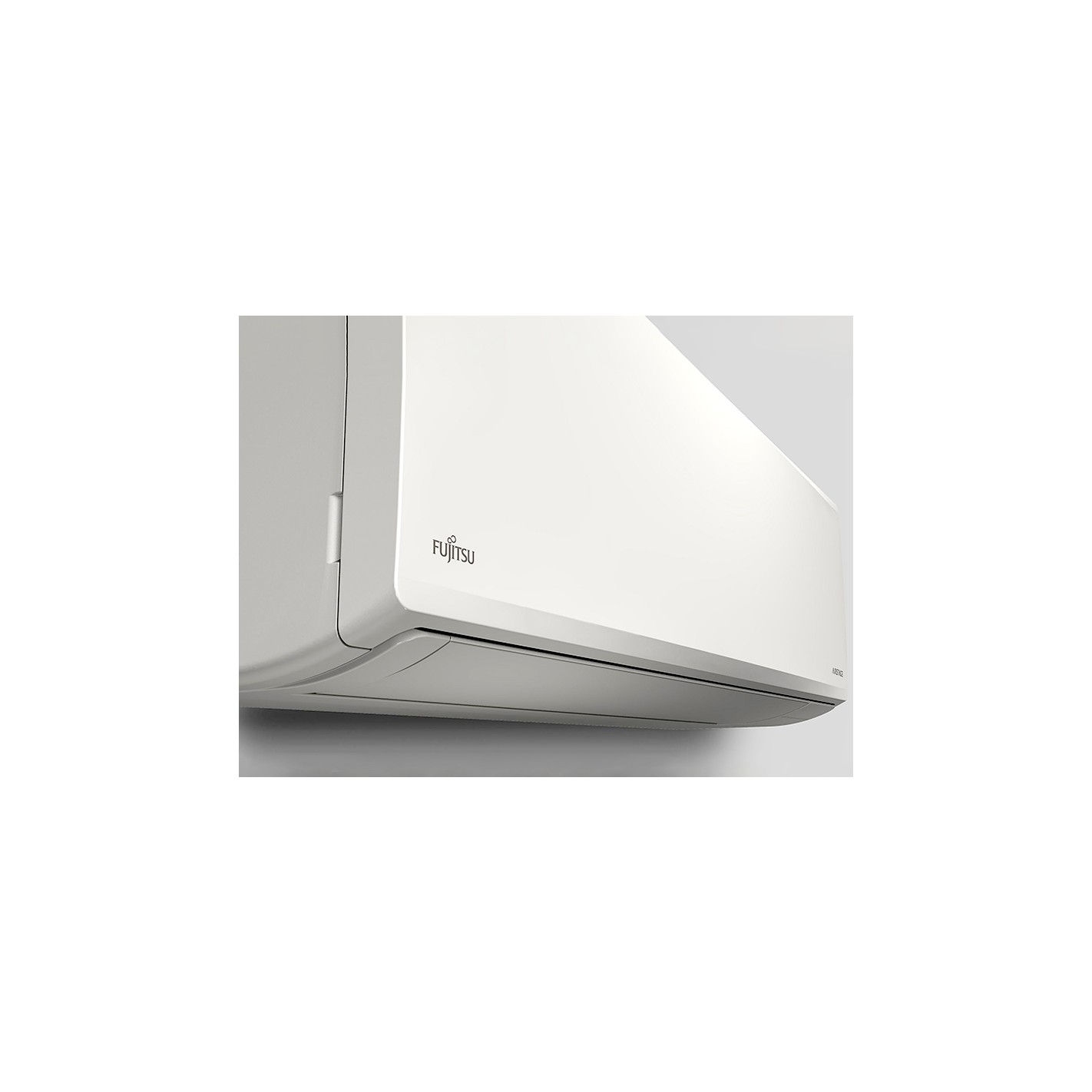 Condizionatore bianco su una parete bianca, con il logo Fujitsu sopra.