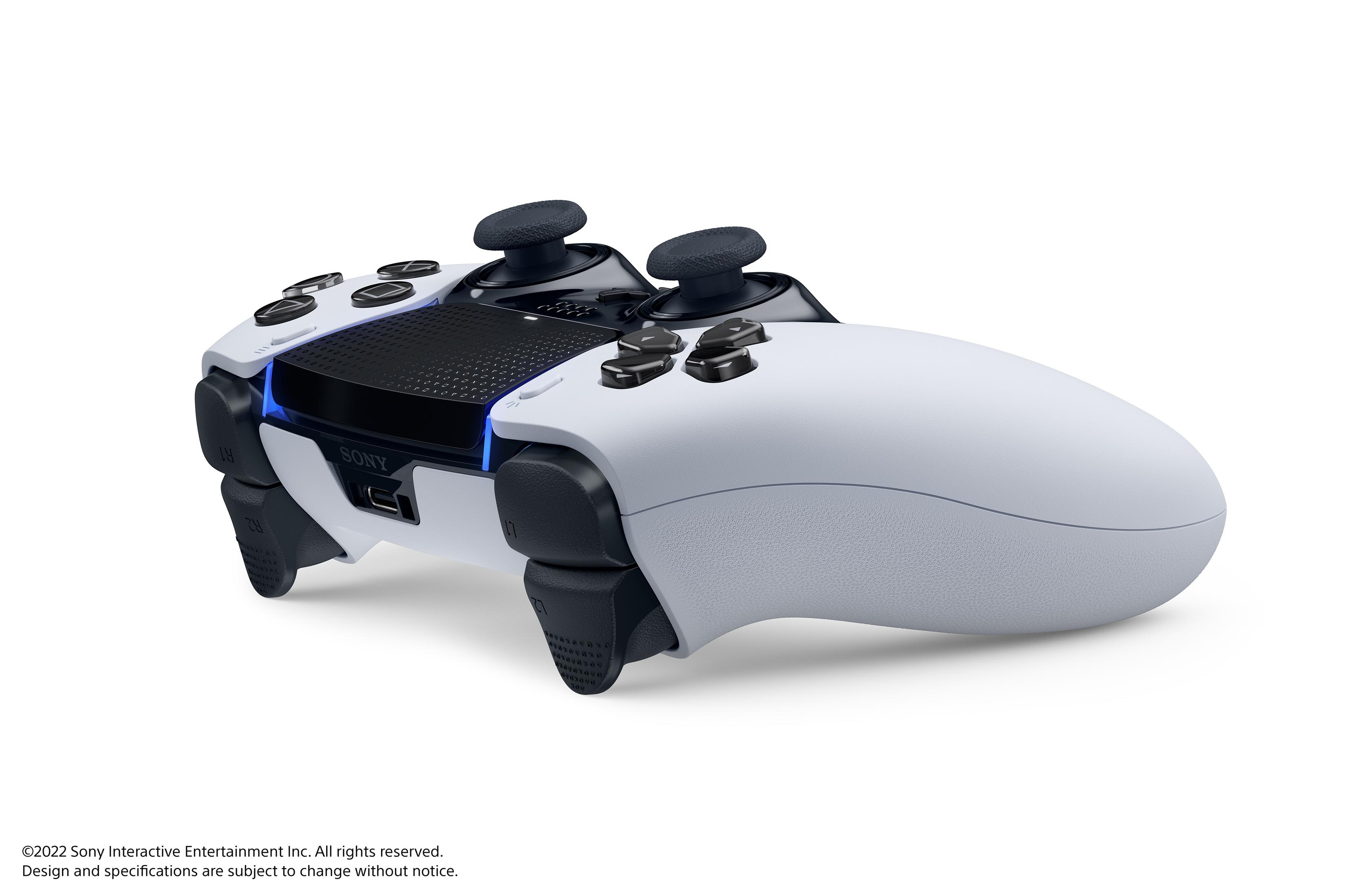 Controller di gioco bianco e nero con pulsanti, joystick e porta USB.