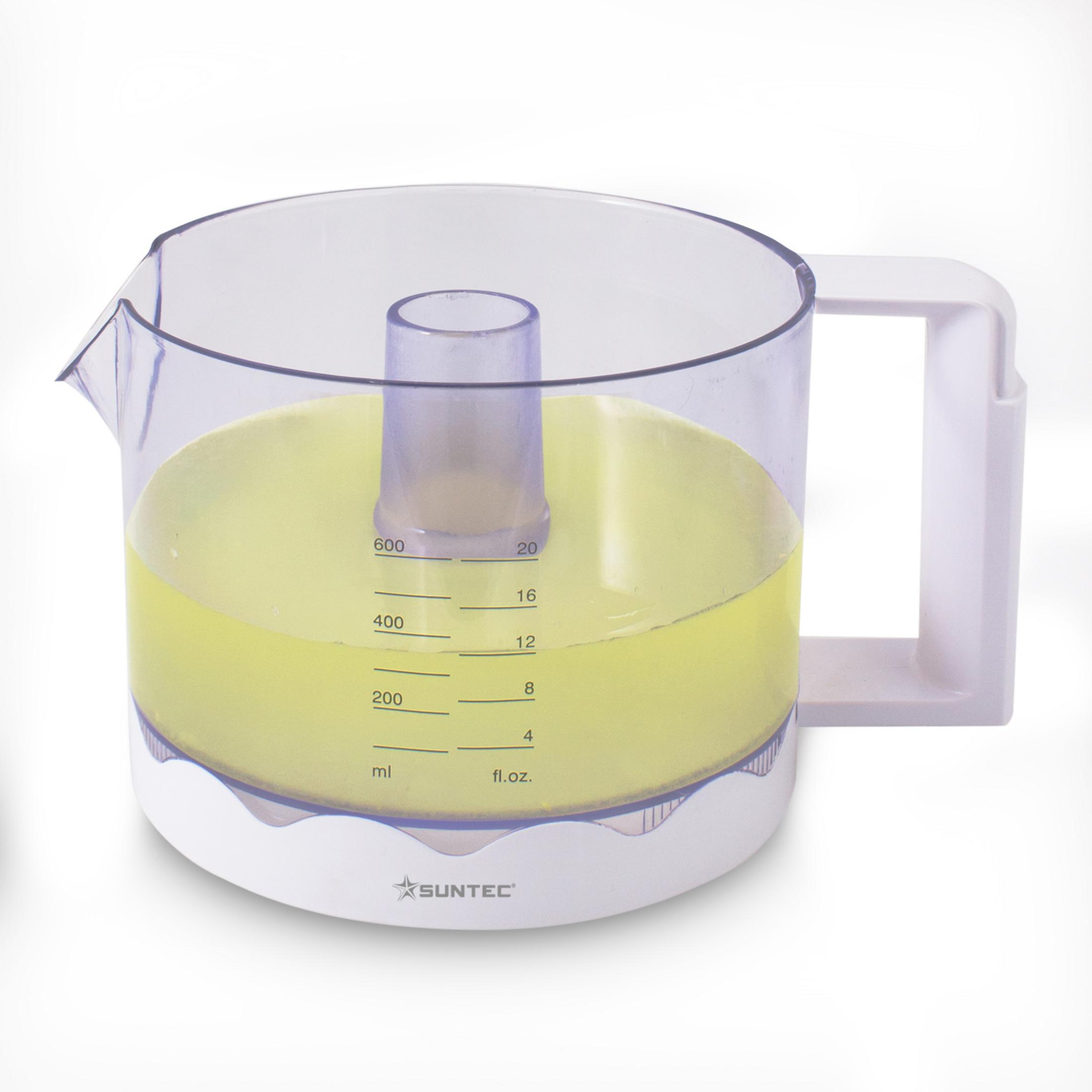 Transparenter Messbecher mit gelber Flüssigkeit. Weißer Hintergrund.