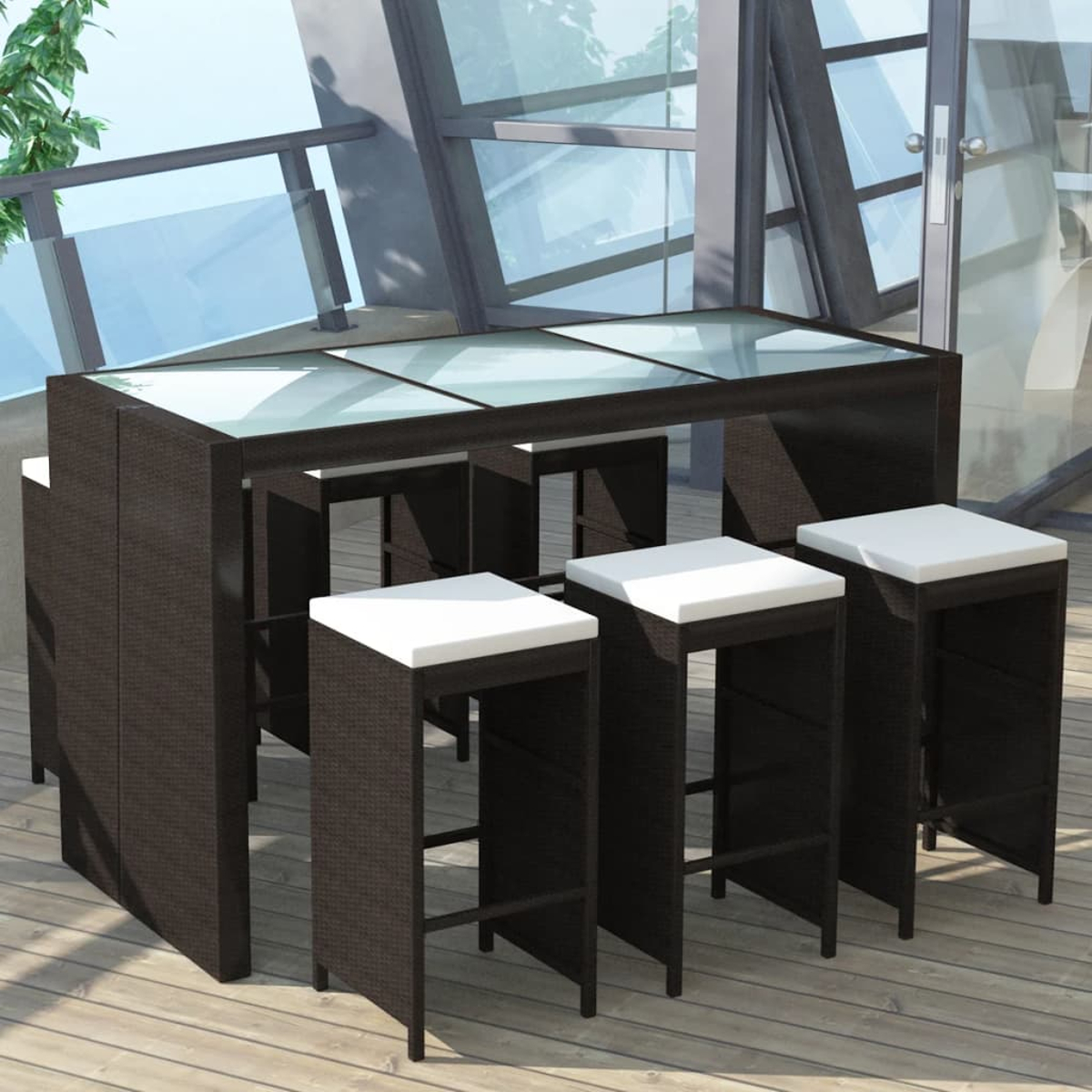 Eine Terrassengarnitur mit Glastisch und 6 schwarz-braunen gewebten Stühlen und Hockern.