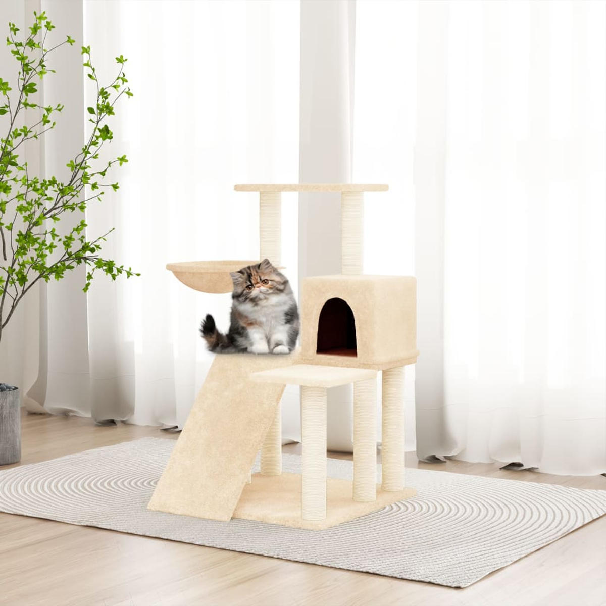Katzenbaum mit Katze. Die Katze sitzt auf einer Plattform. Beige- und Weißtöne, Fensterhintergrund.