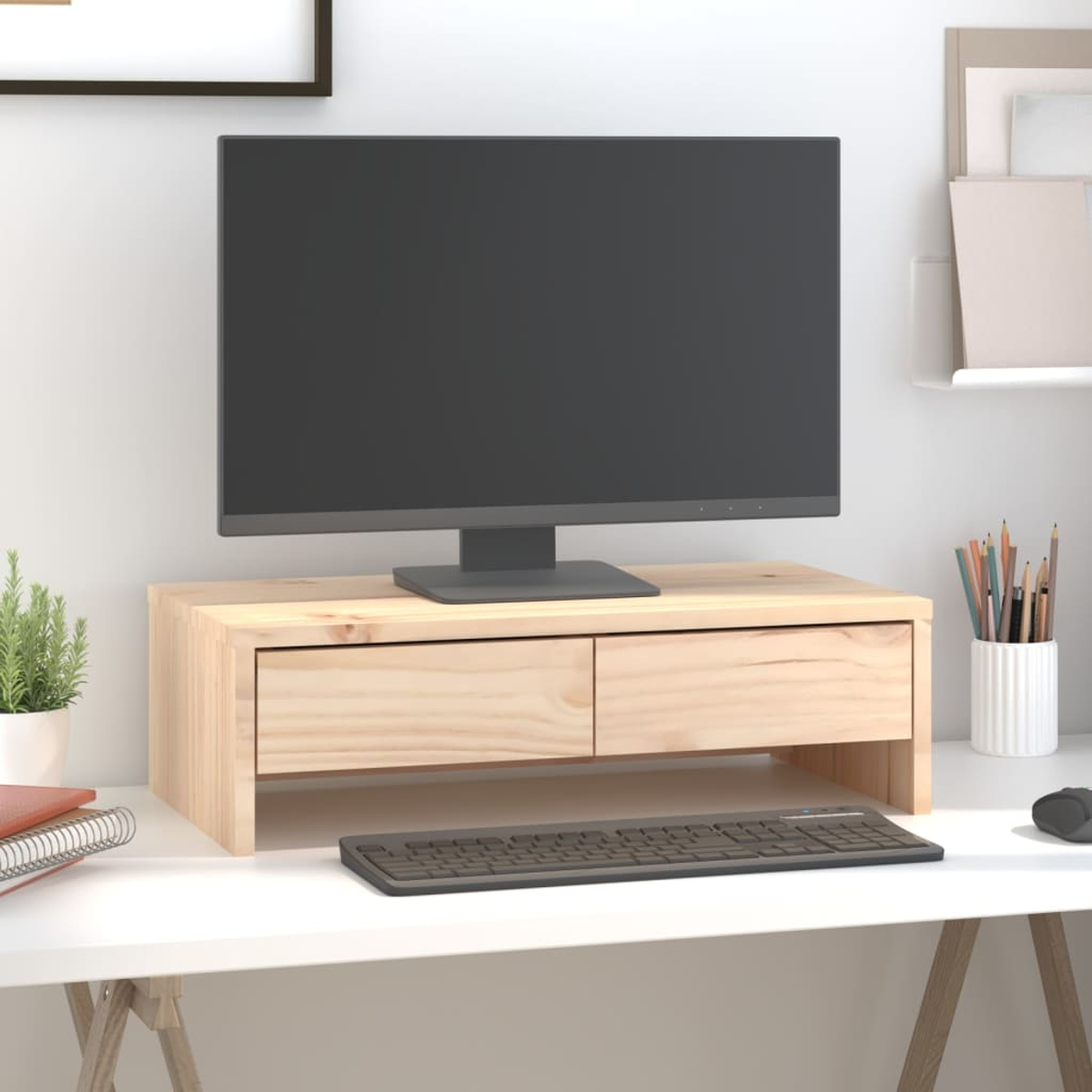 Ein Computermonitor auf einem Holzständer mit zwei Schubladen. Auf dem Schreibtisch befinden sich eine Tastatur und eine Maus.