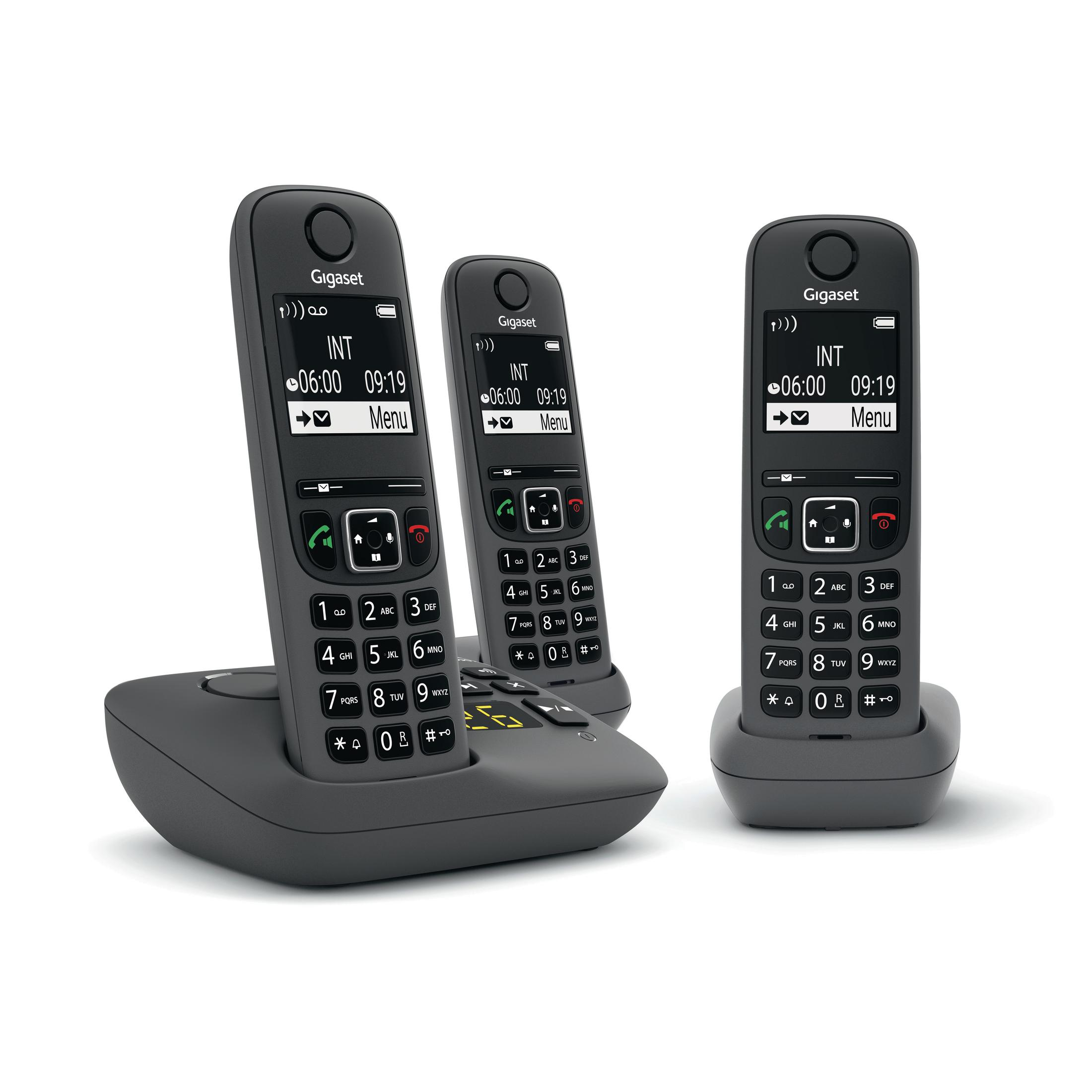 Tre telefoni cordless Gigaset su una base di ricarica, colore grigio scuro.