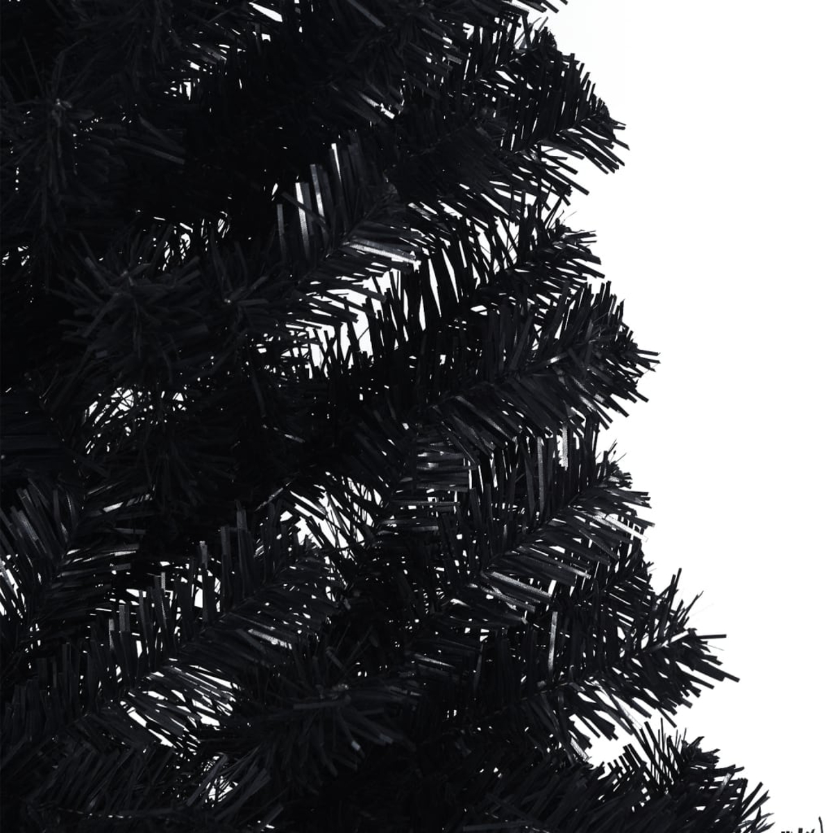 Nahaufnahme eines schwarzen künstlichen Weihnachtsbaums vor weißem Hintergrund.