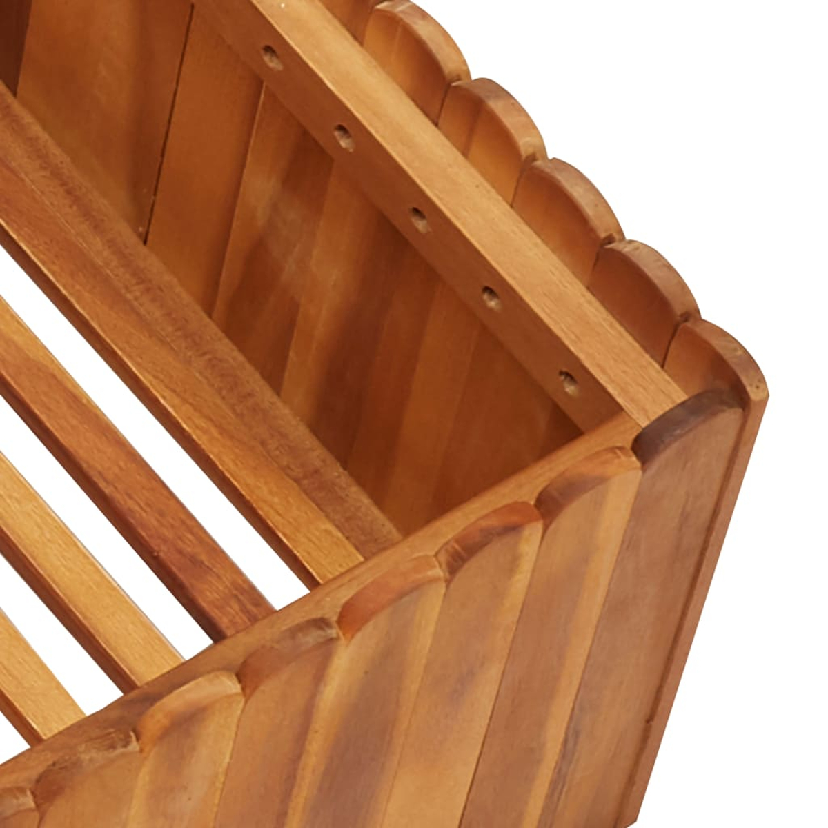 Nahaufnahme eines Holzpflanzgefäßes mit dekorativem Rand.
