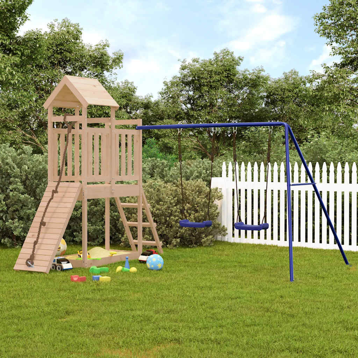 Spielplatz aus Holz mit Rutsche, Schaukeln und Leiter. Grünes Gras, Bäume und weißer Zaun im Hintergrund.