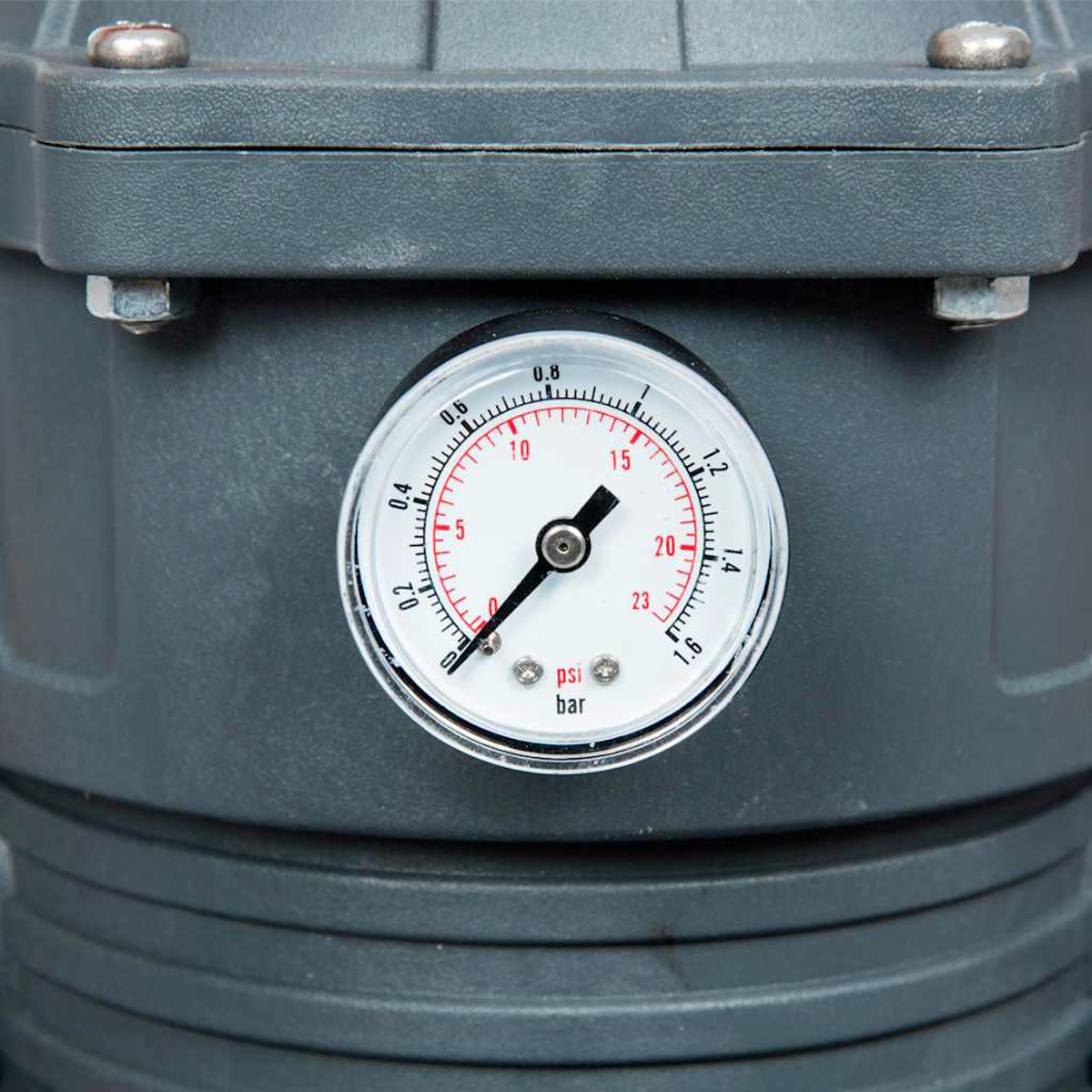 Nahaufnahme eines grauen Manometers. Der Zeiger zeigt auf die 1,0-Marke.
