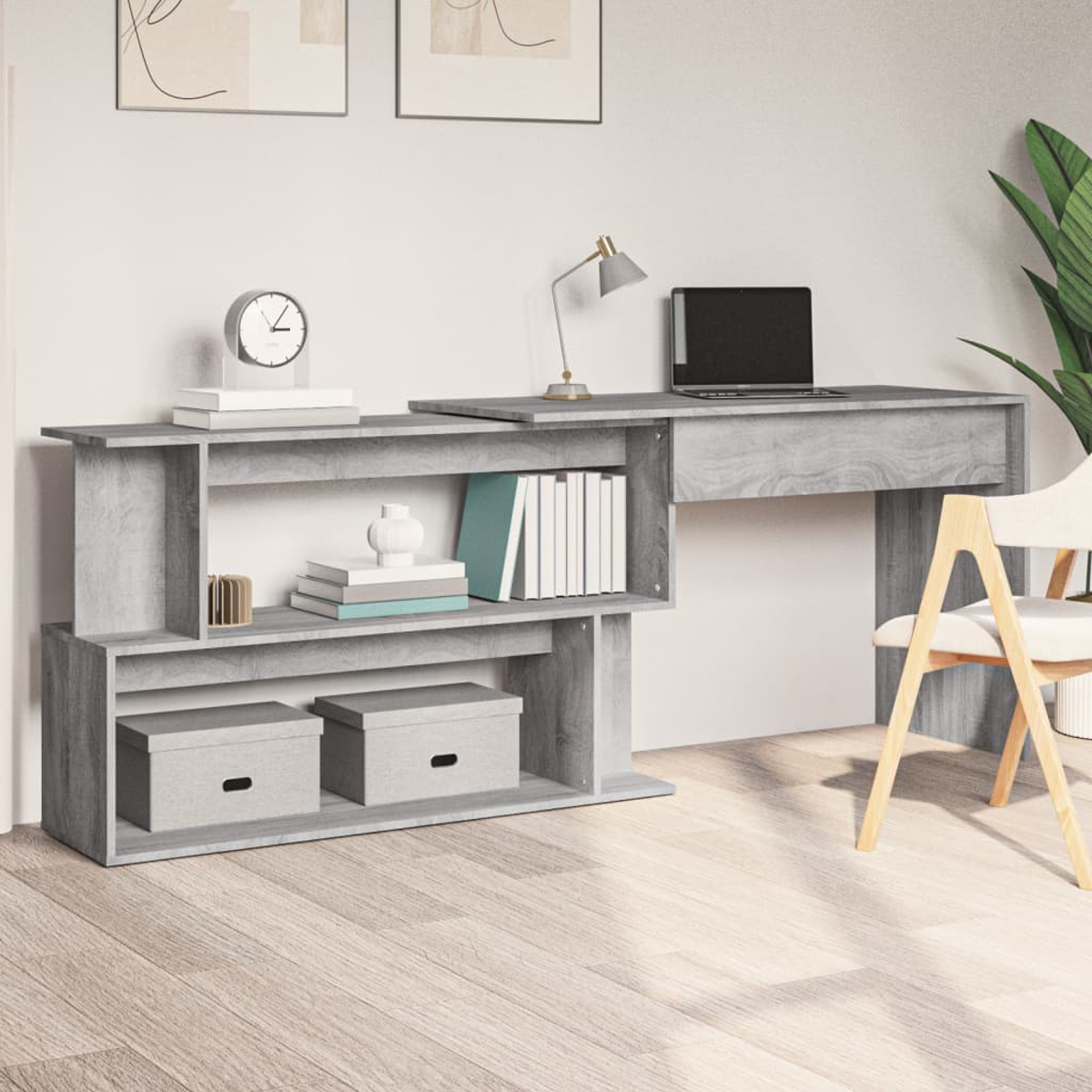 Moderner Schreibtisch mit Regalen und einem Laptop. Graues Holz, weiße Wand, Holzboden.