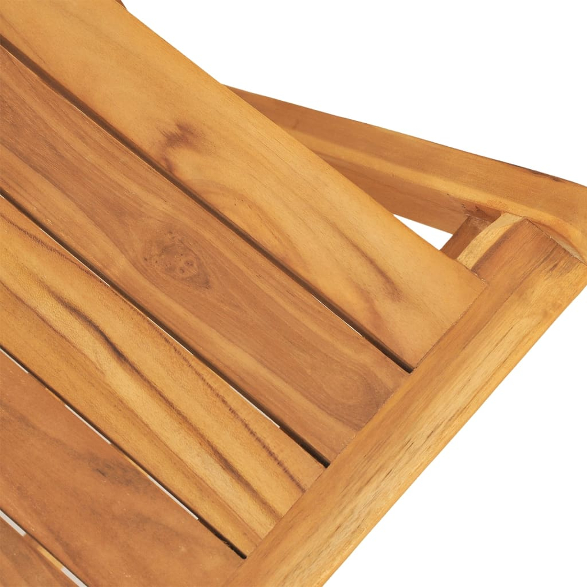 Nahaufnahme einer Holzoberfläche. Das Holz hat eine natürliche Maserung und ist hellbraun gefärbt.