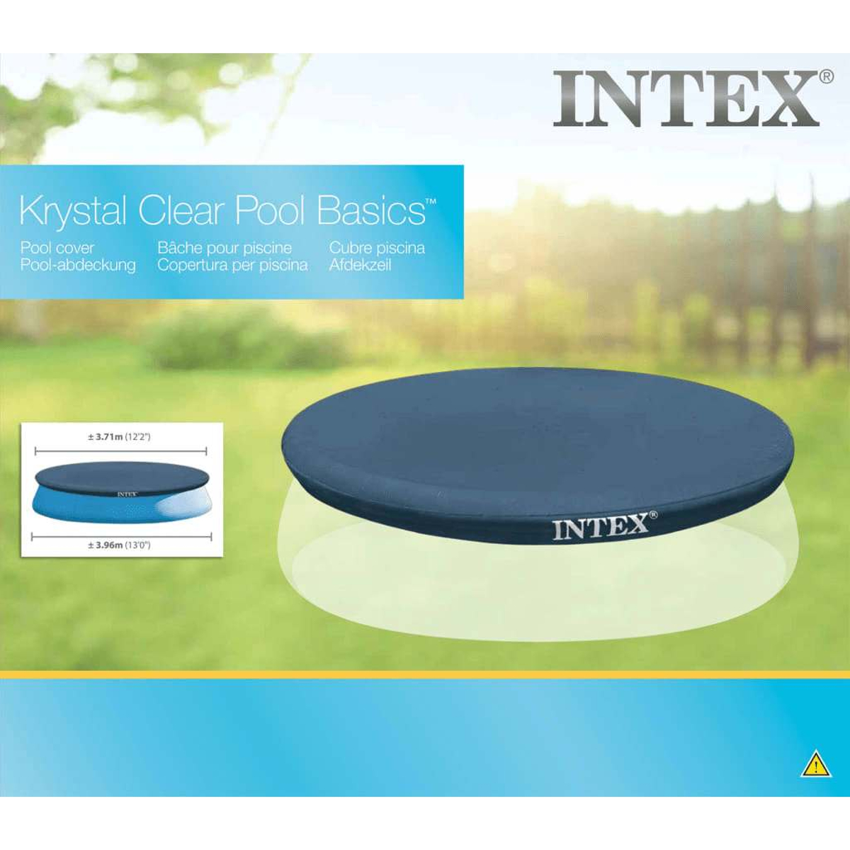 Dunkelblaue Poolabdeckung über einem Pool auf Gras.
