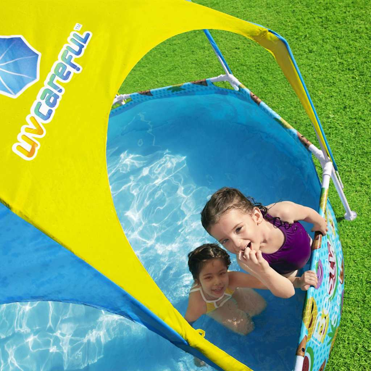 Zwei Mädchen in einem blauen und gelben UV-Careful-Pool. Sie lächeln und schauen nach oben.
