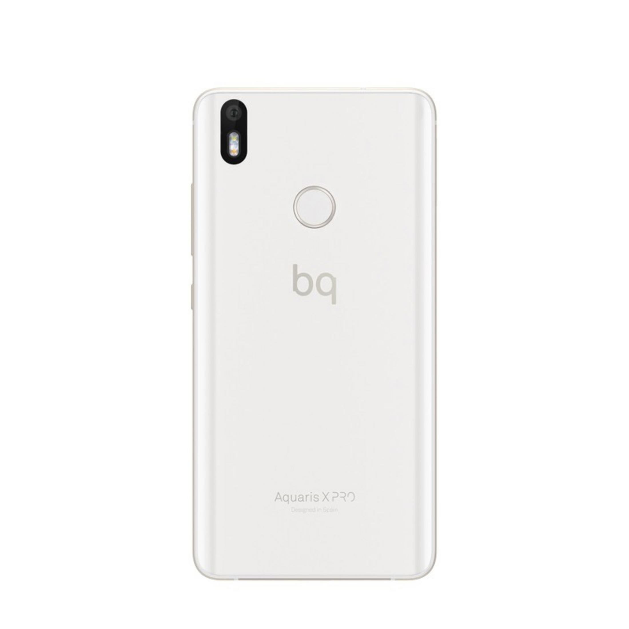Rückseite eines weißen Smartphones mit Kamera und Markennamen. Entworfen in Europa.