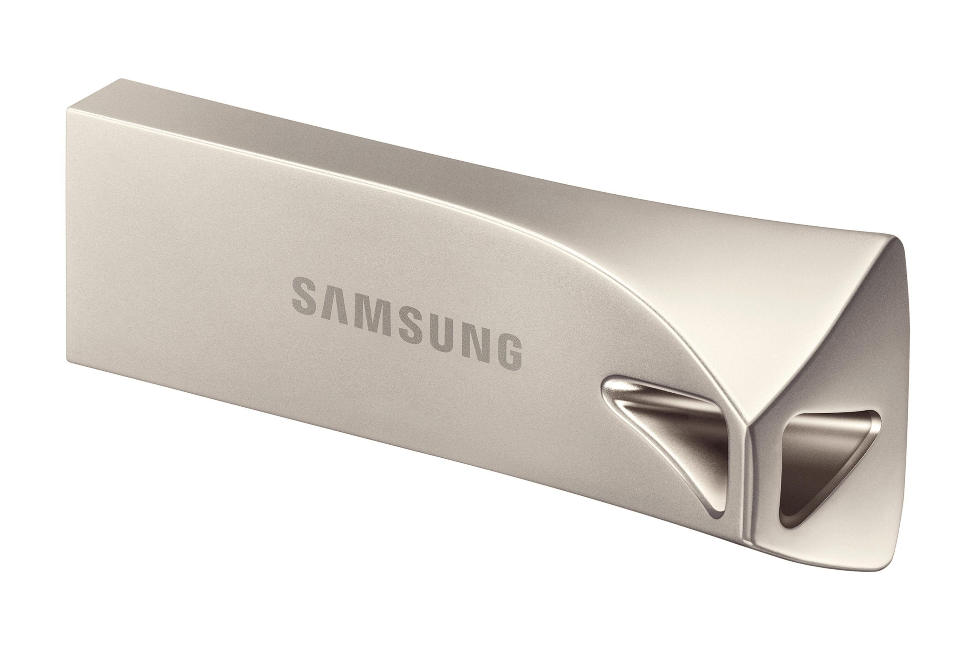 Ein silberner Samsung USB-Stick. Der Markenname steht auf der Vorderseite. Abgewinkelt, mit einzigartigem Design.