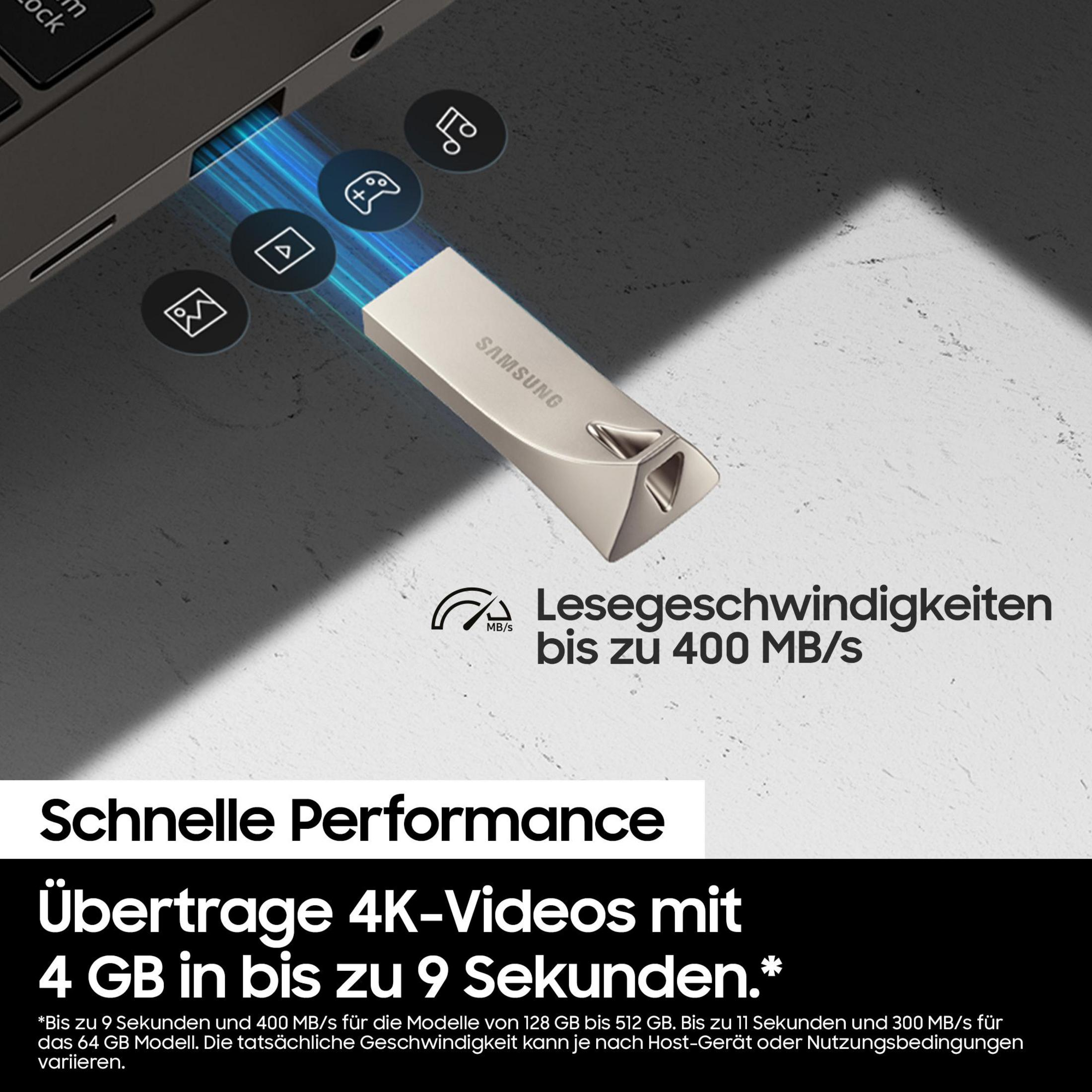 Silberner Samsung USB-Stick in einem Laptop, mit Text zur Übertragungsgeschwindigkeit und Symbolen.