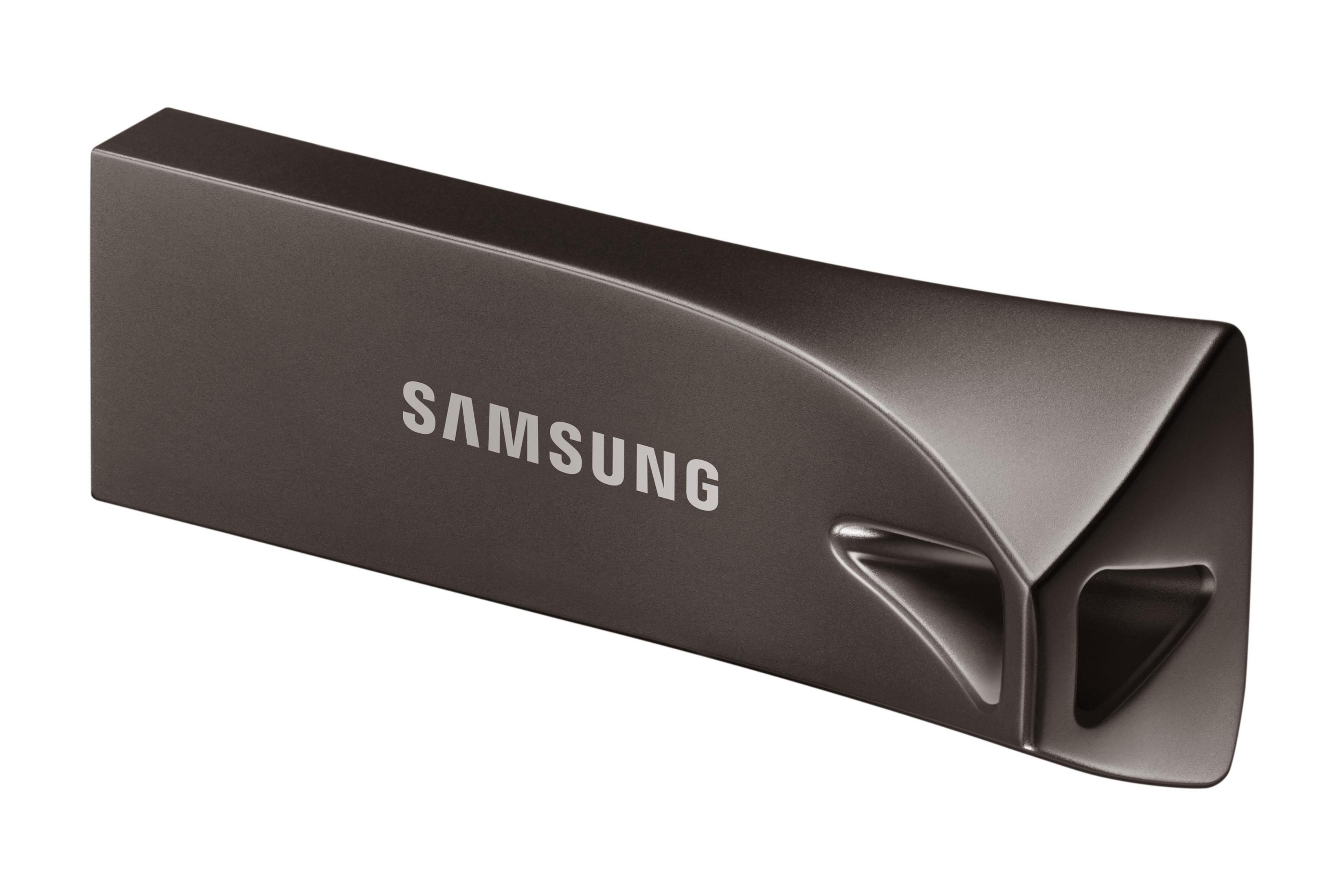 Dunkelgrauer Samsung USB-Stick mit Markennamen auf weißem Hintergrund.