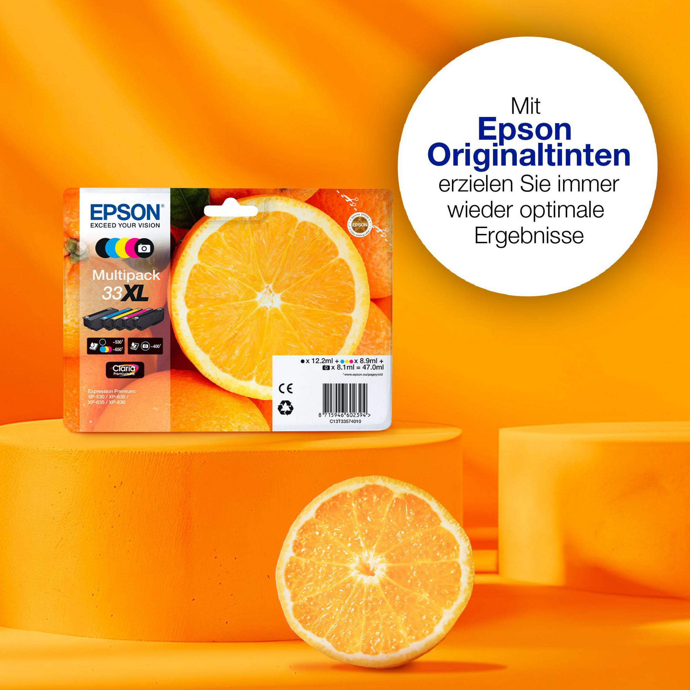 Un emballage de cartouches d'encre Epson, avec des tranches d'orange en arrière-plan. Il est sur un support orange.
