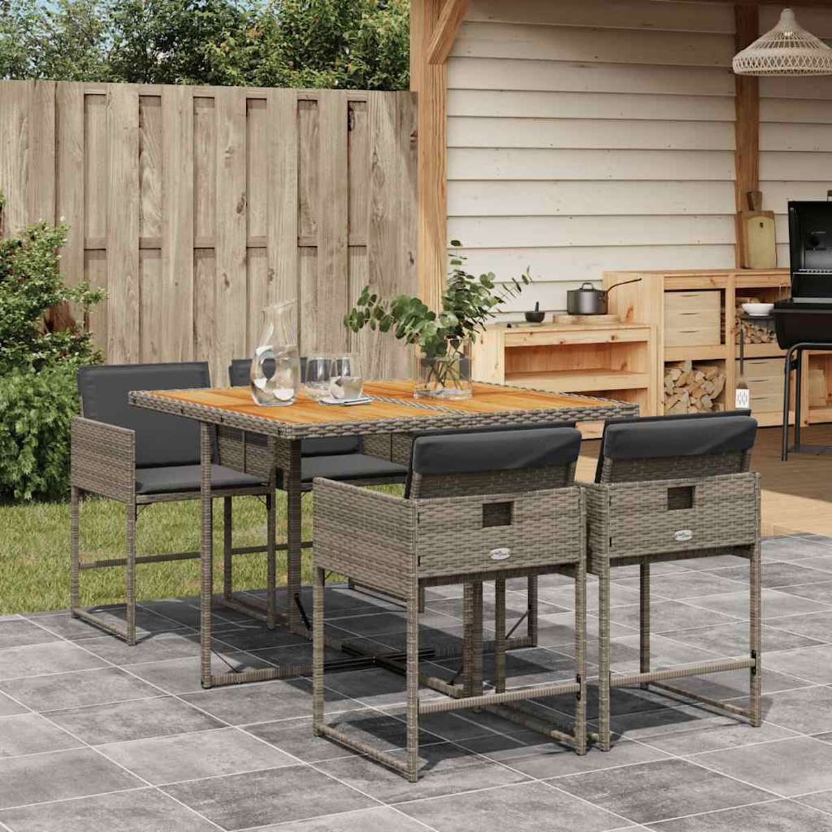 Set da pranzo per esterni, marrone. Tavolo quadrato, quattro sedie con cuscini grigi. Patio.