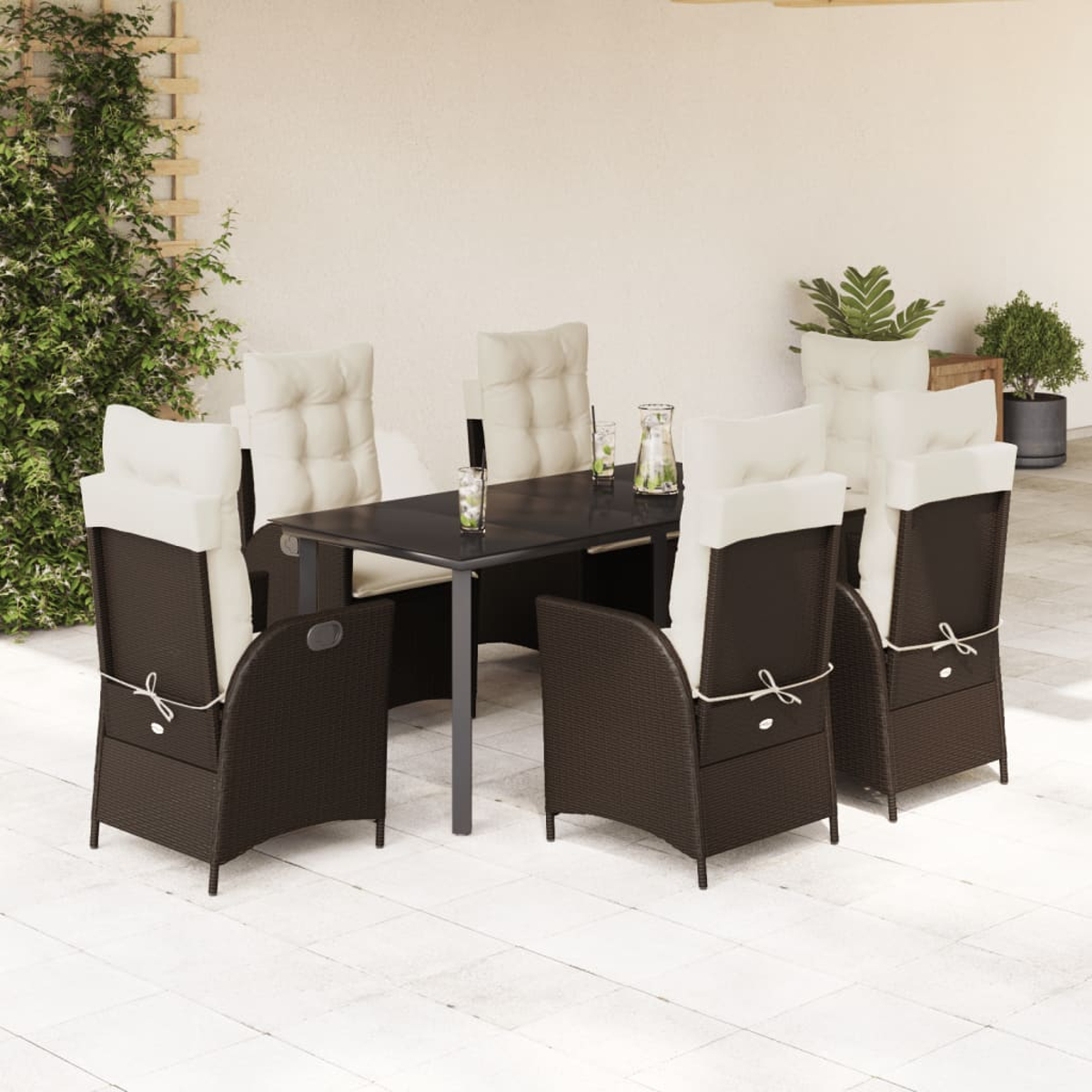 Terrassentisch-Set mit sechs Stühlen und Kissen, mit Wand und Pflanzen.