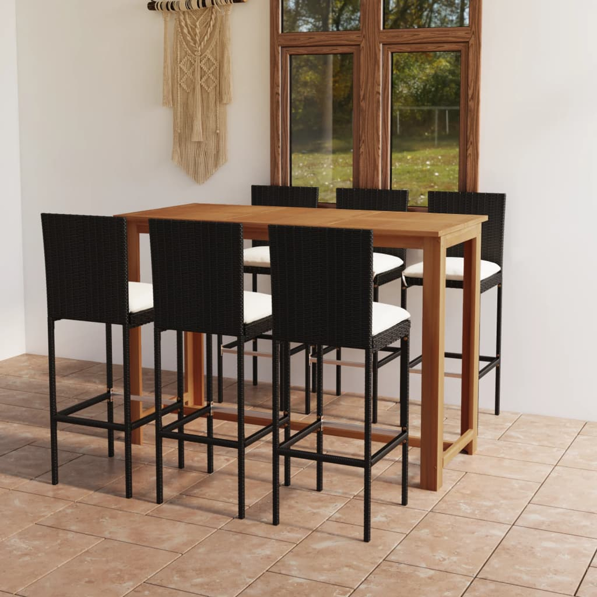 Outdoor-Bar-Set mit Holztisch und sechs schwarzen Korbstühlen mit weißen Kissen.