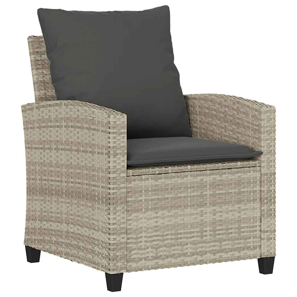 Sedia in vimini beige con cuscino e cuscino grigi.