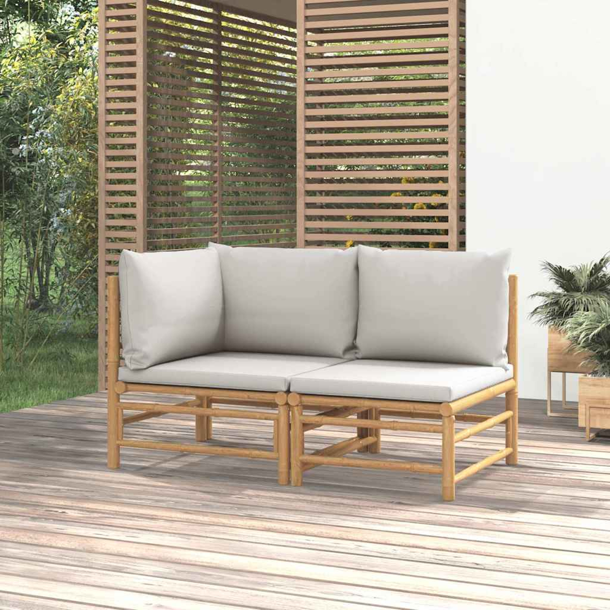 Zweisitziges Sofa mit weißen Kissen auf einem Holzdeck. Das Sofa ist braun mit hellem Holzrahmendesign.