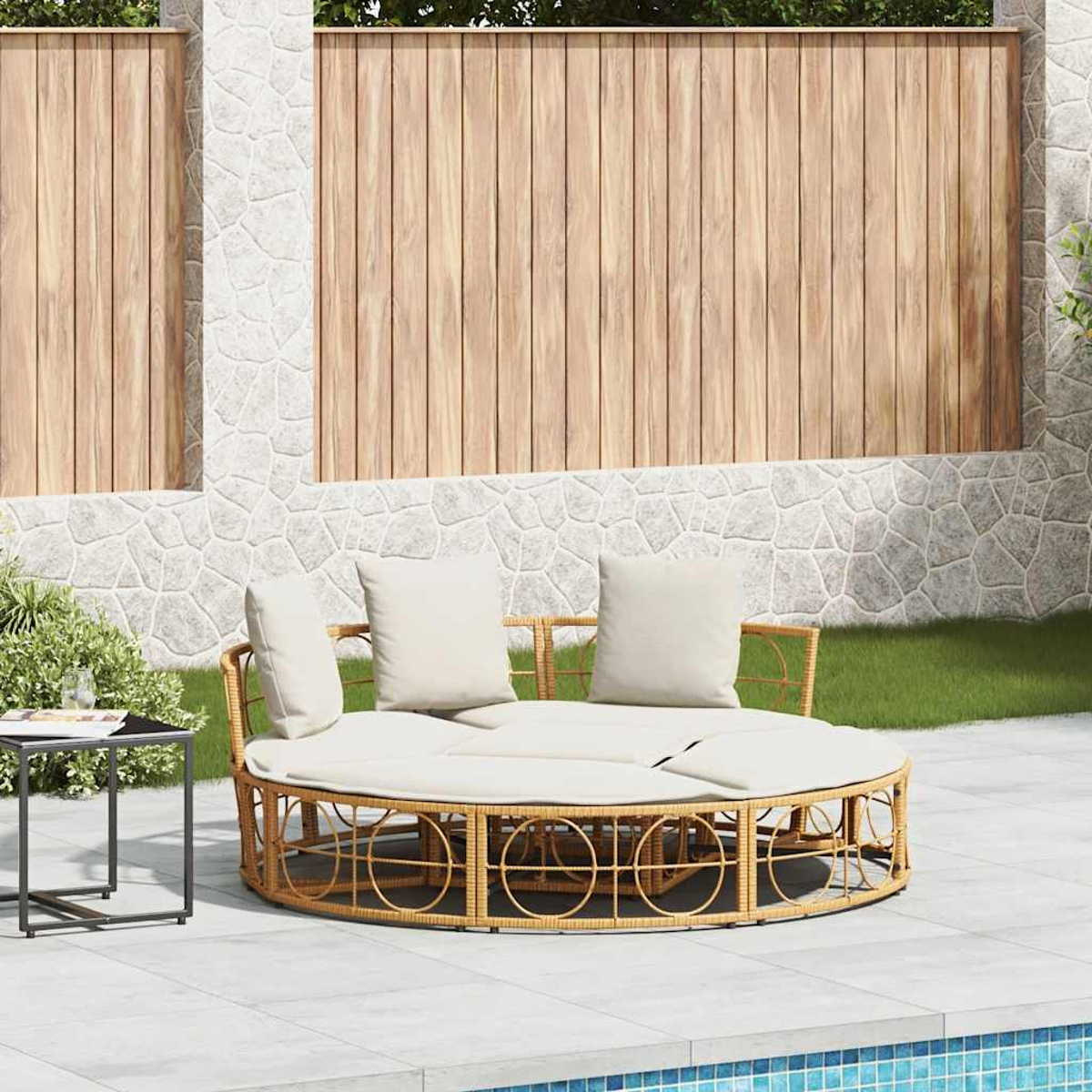 Lettino rotondo in rattan con cuscini bianchi, vicino a una piscina.