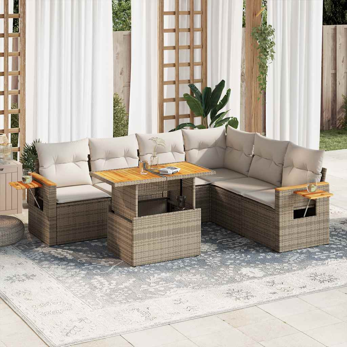 Set da patio esterno con divano, tavolo e sedie, su un tappeto.