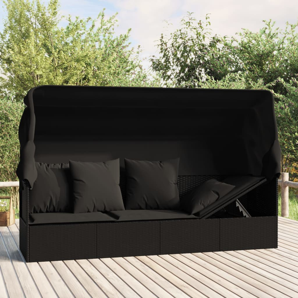 Schwarzes Korbliegenbett mit Baldachin und schwarzen Kissen auf Deck.