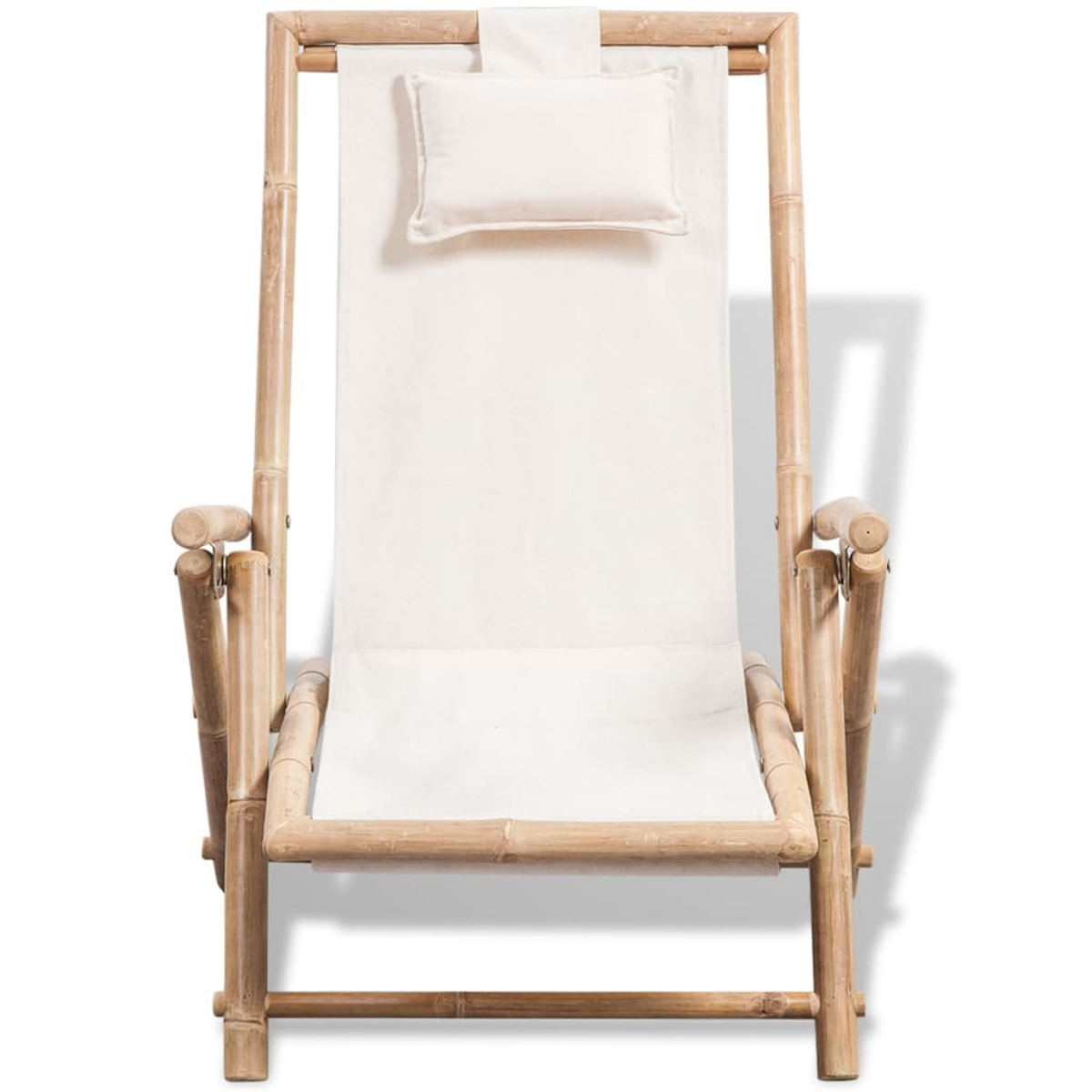 Helle Bambus-Chaiselongue mit weißem Stoffsitz und Kopfstütze, auf weißem Hintergrund.