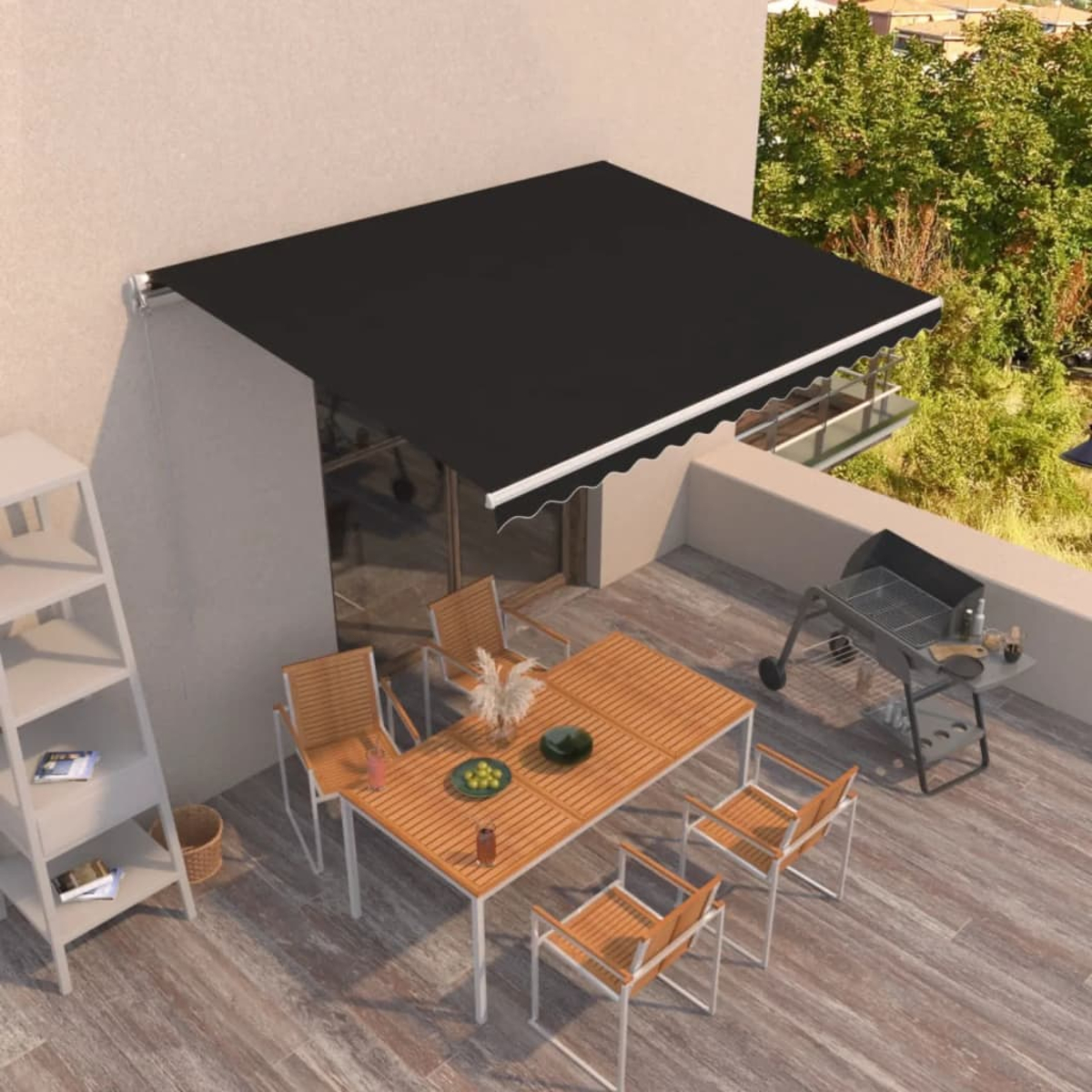 Balkonszene mit Markise, Tisch, Stühlen und Grill. Holzterrasse und Gebäudeaußenbereich.
