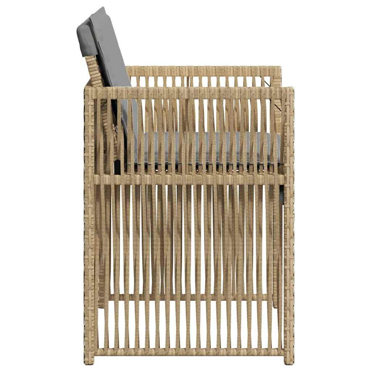 Rattanstuhl mit grauem Kissen. Seitenansicht. Beige Farbe, schlichtes Design.