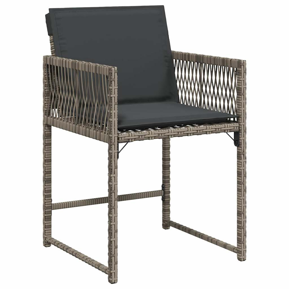 Ein hellgrauer Rattan-Stuhl mit einem dunkelgrauen Kissen, auf einer Terrasse.