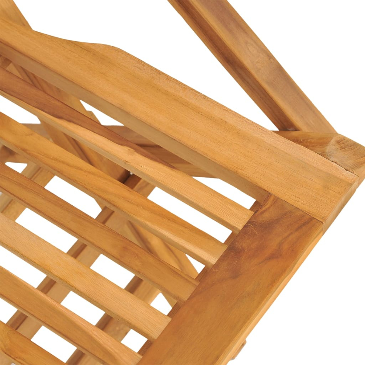 Nahaufnahme eines Holzstuhls mit Lamellen. Der Stuhl ist aus hellbraunem Holz gefertigt.