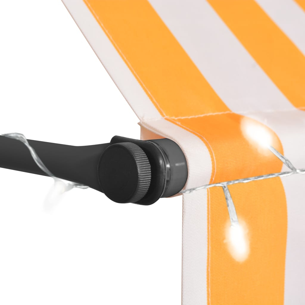 Nahaufnahme einer orange-weiß gestreiften Markise mit schwarzem Griff und Lichterkette.