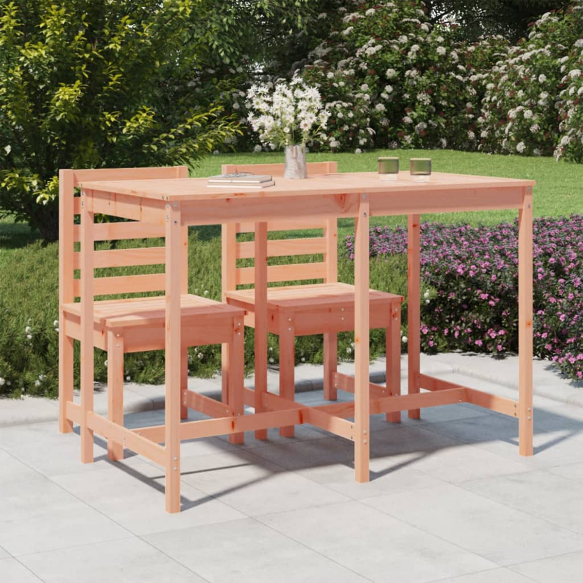 Tisch im Freien mit zwei Stühlen, auf einer Terrasse mit Gartenhintergrund. Die Möbel sind hellbraun.